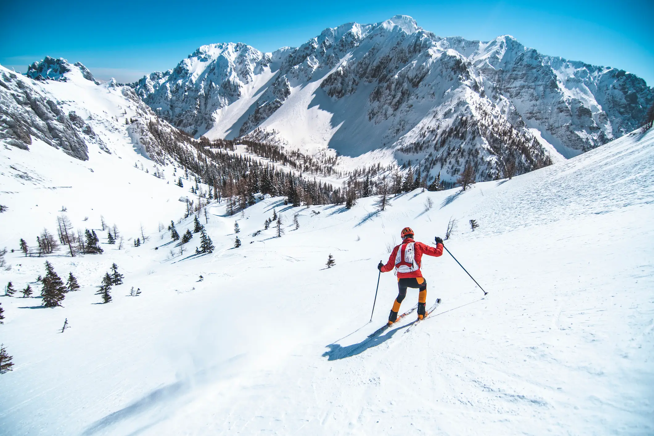 Mann beim auf Skiern in den Bergen auf Schnee, beim Erkunden der Dolomiten.