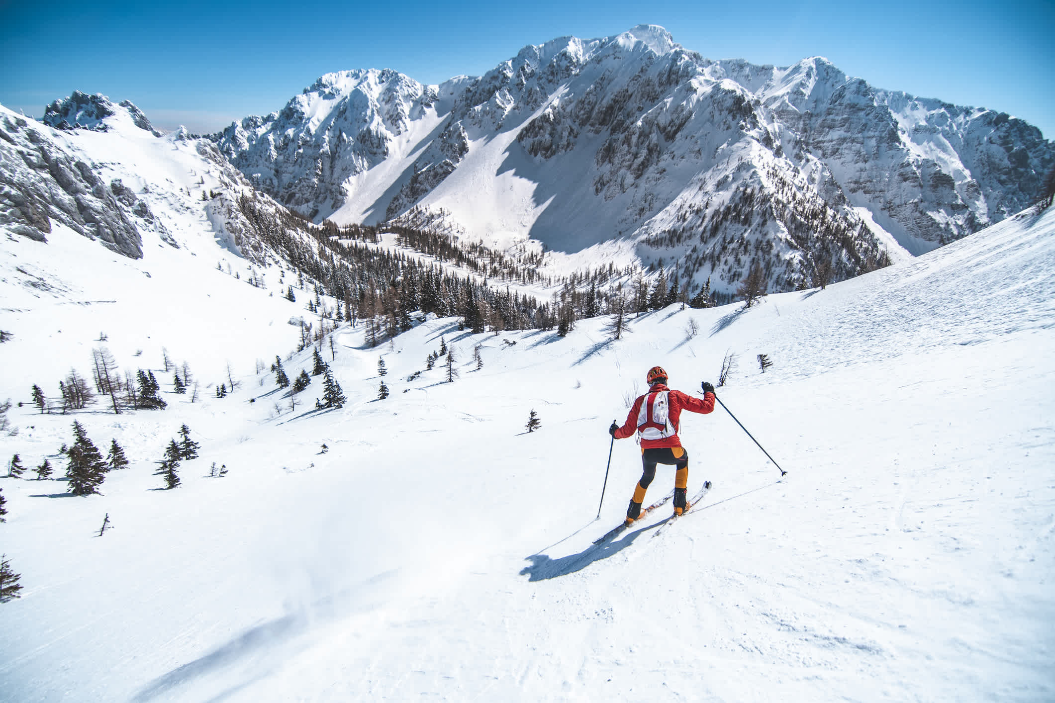 Mann beim auf Skiern in den Bergen auf Schnee, beim Erkunden der Dolomiten.