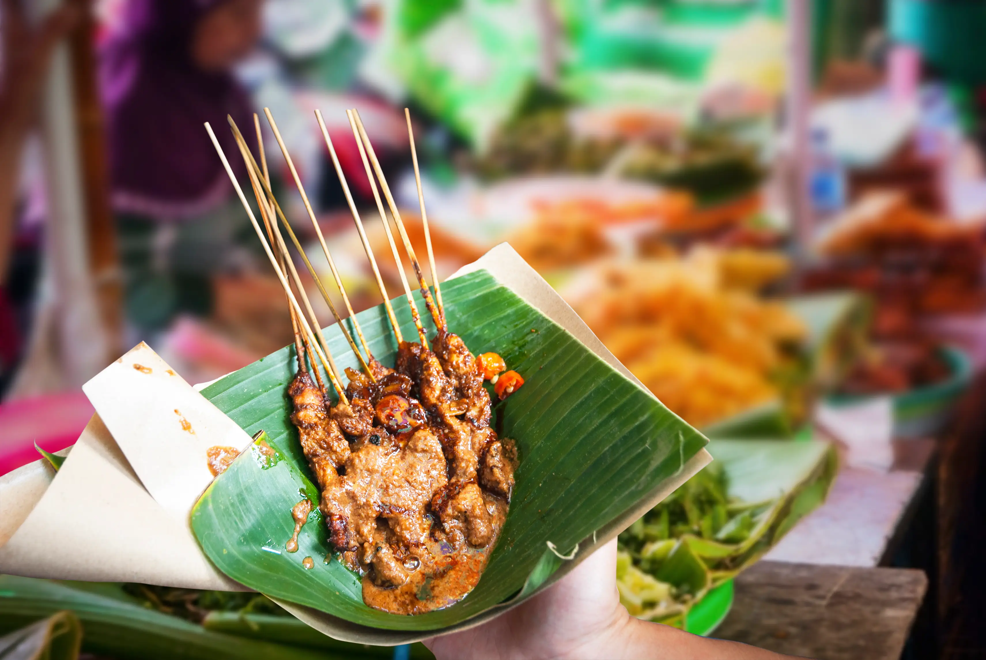 Indonesien, Streetfood, Sate Indonesisches Hähnchensatay mit Blatt