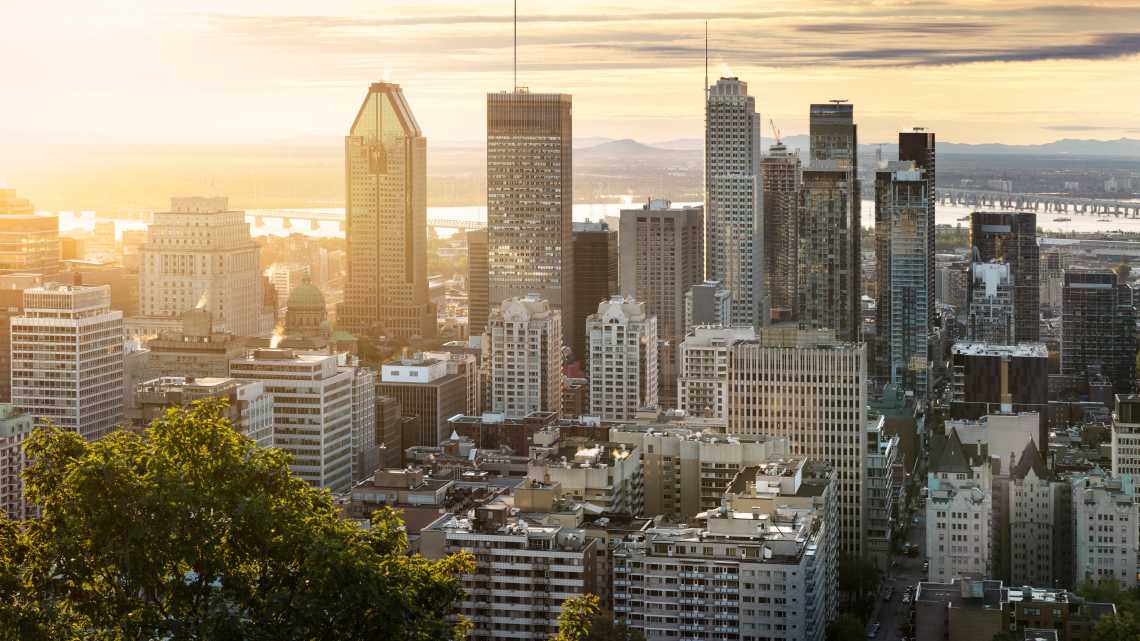 Skyline de Montréal au petit matin depuis le parc du Mont Royal, Canada