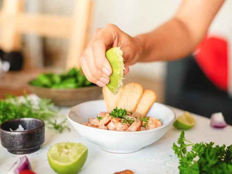 Peru, Lima, Ceviche Traditionelle peruanische Ceviche mit Limette und Kräutern serviert, Lima, Peru.