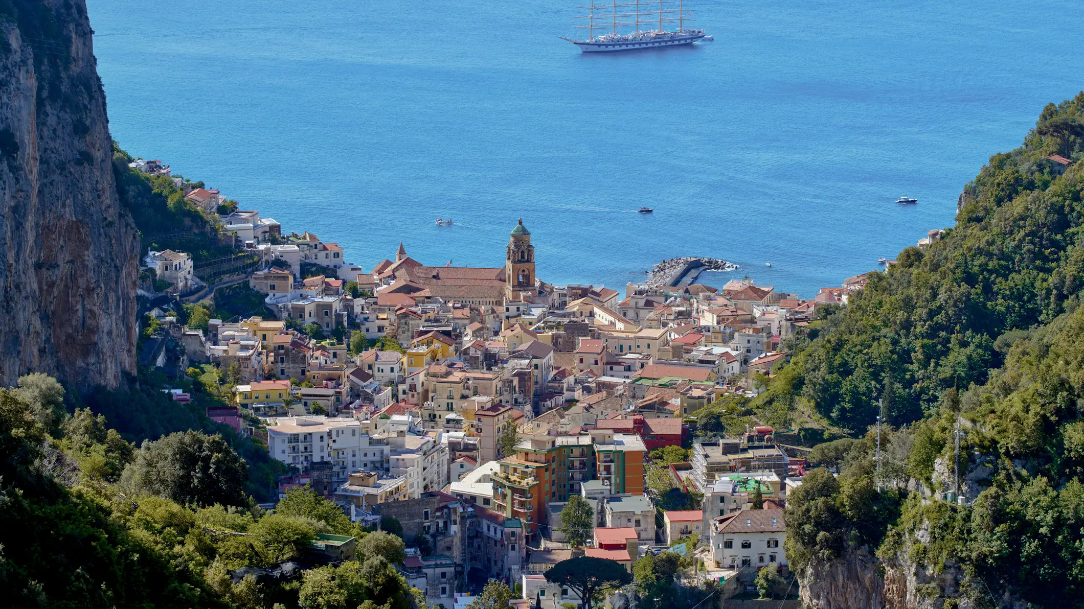 Vieille ville d'Amalfi, Côte Amalfitaine, Italie Vue aérienne sur la ville d'Amalfi et la mer Méditerranée