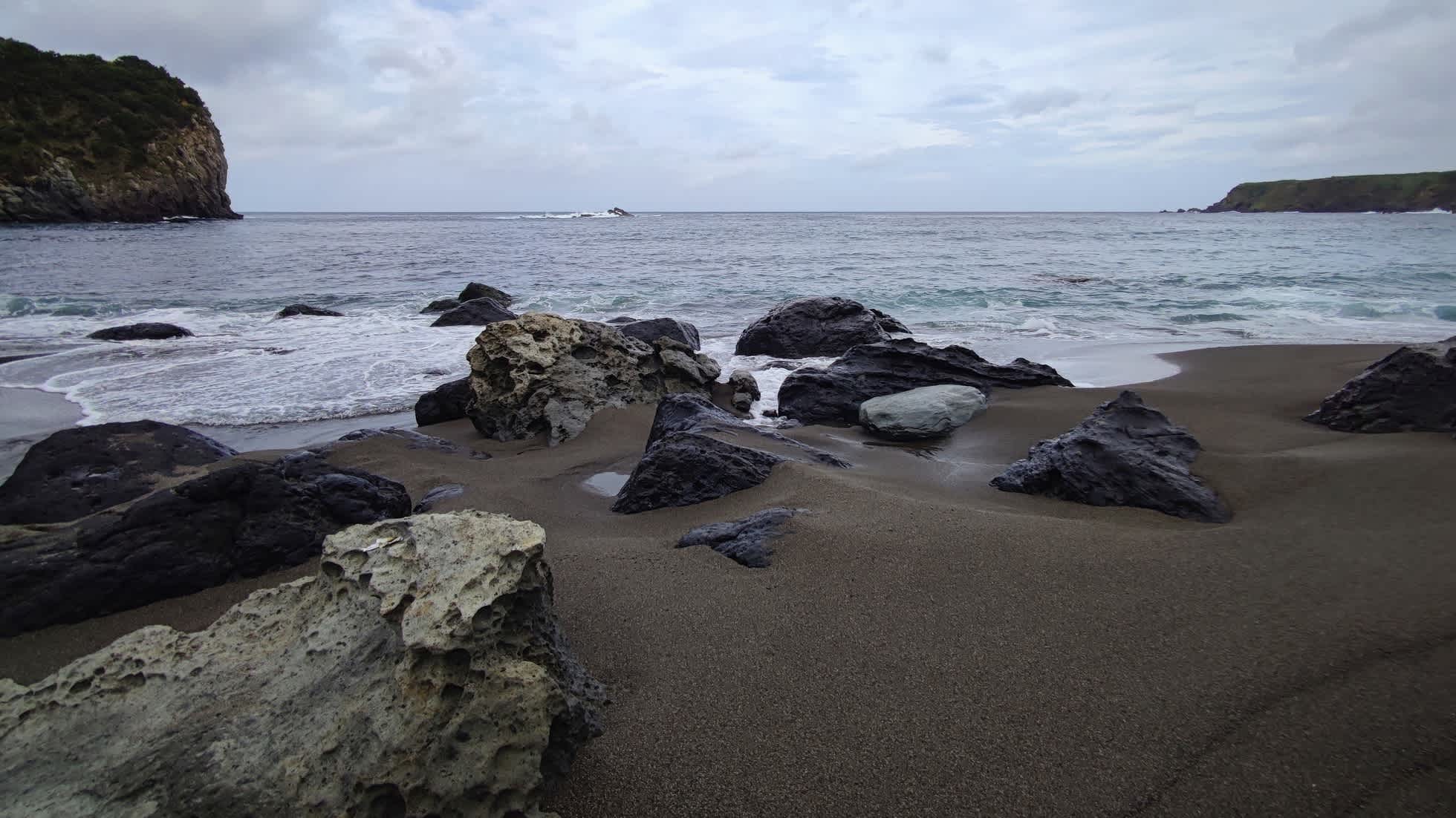 Plage de sable noir sur l'île volcanique de Corvo, aux Açores, au Portugal.

