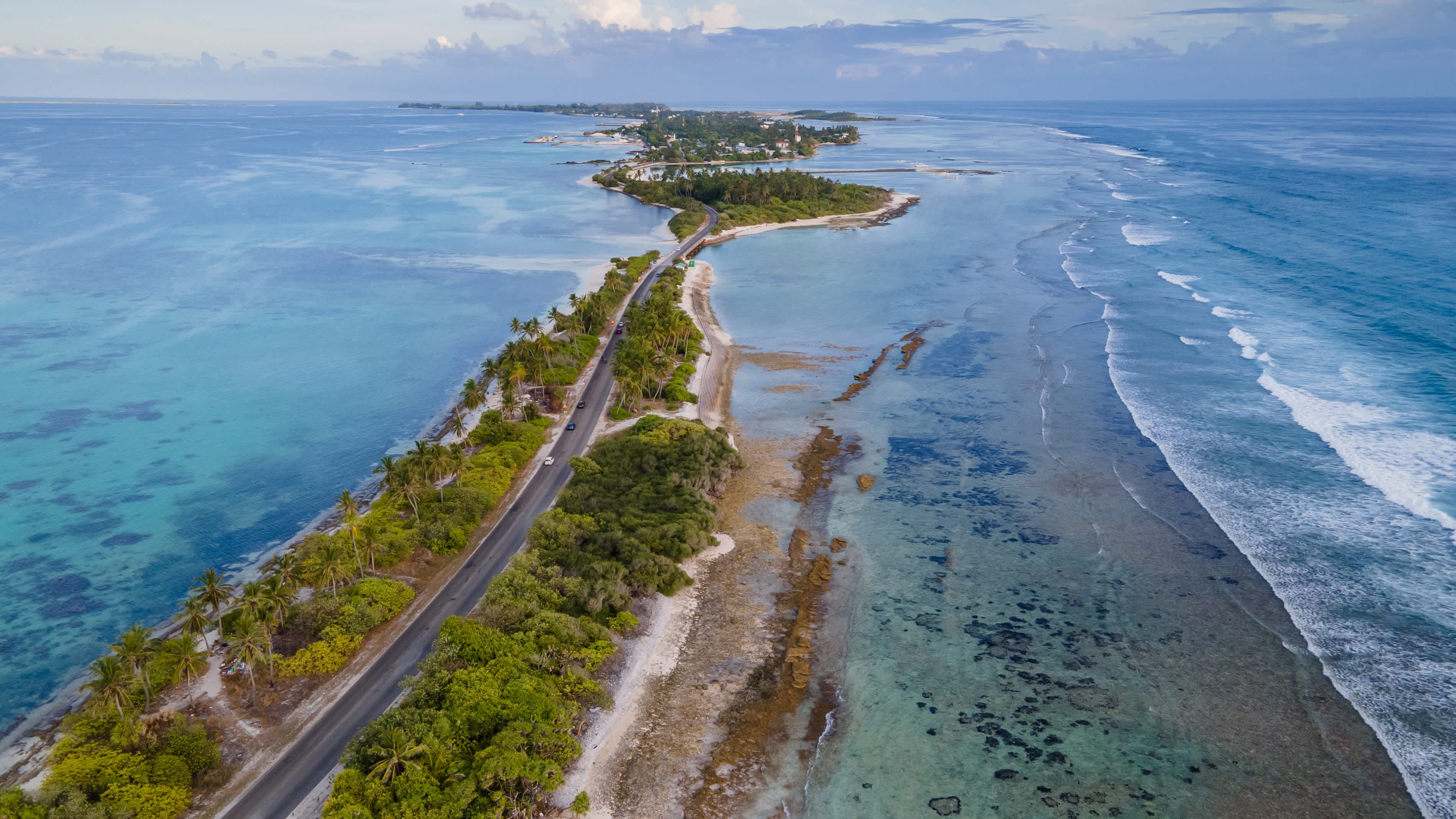Die von Dämmen verbundenen langgestreckten Inseln des Addu-Atolls