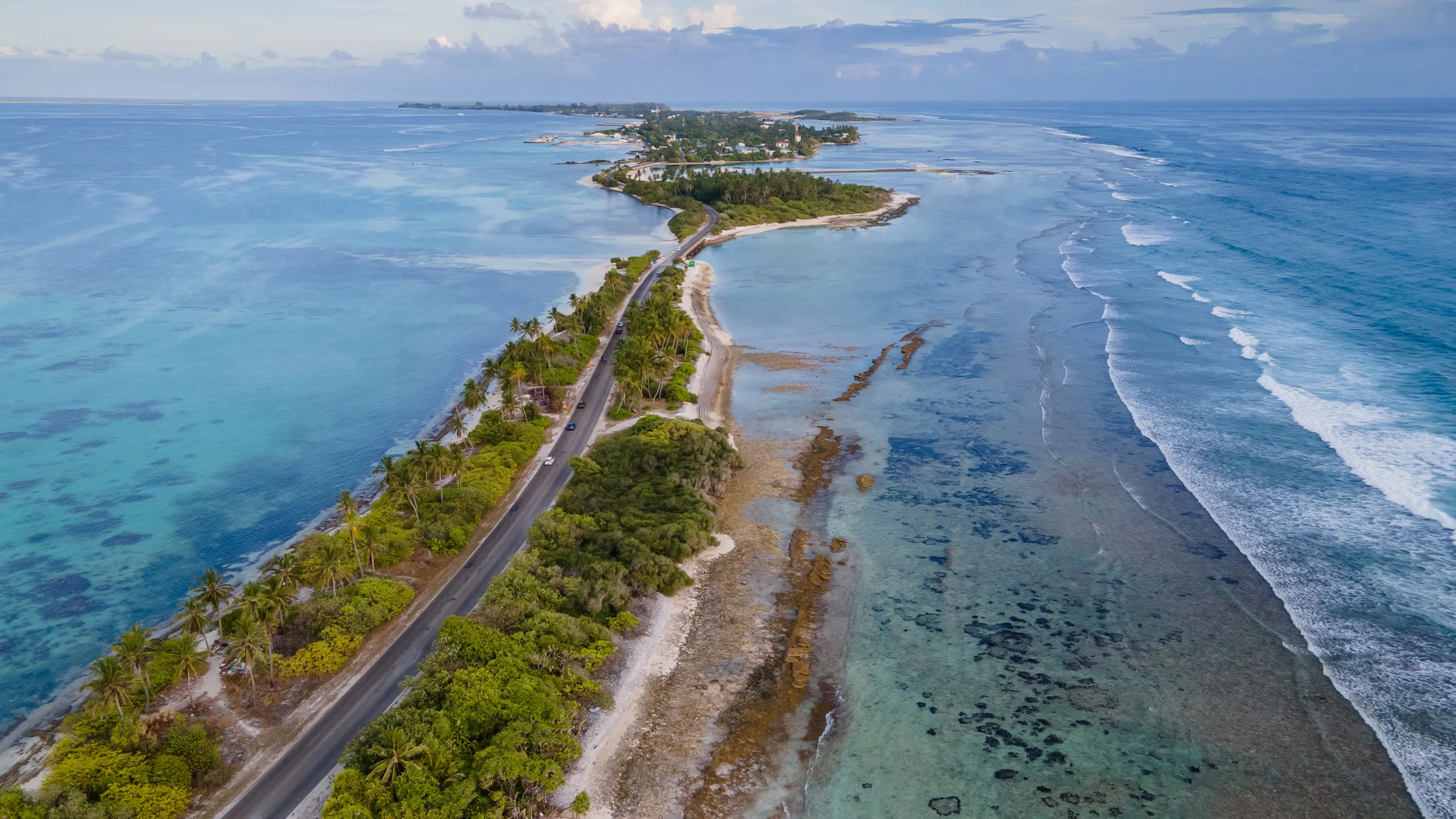 Maledive, Addu City, Inseln Die von Dämmen verbundenen langgestreckten Inseln des Addu-Atolls