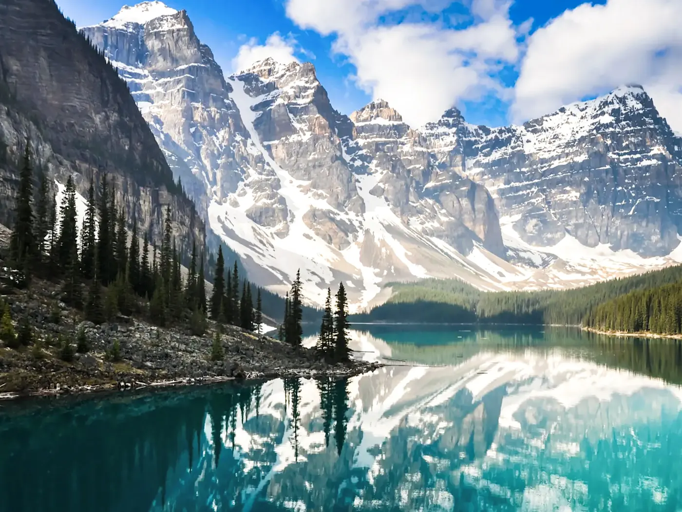 Kanada, Alberta, Montagnes Rocheuses Un lac idyllique aux eaux turquoises entouré des majestueuses Montagnes Rocheuses, Alberta, Canada.