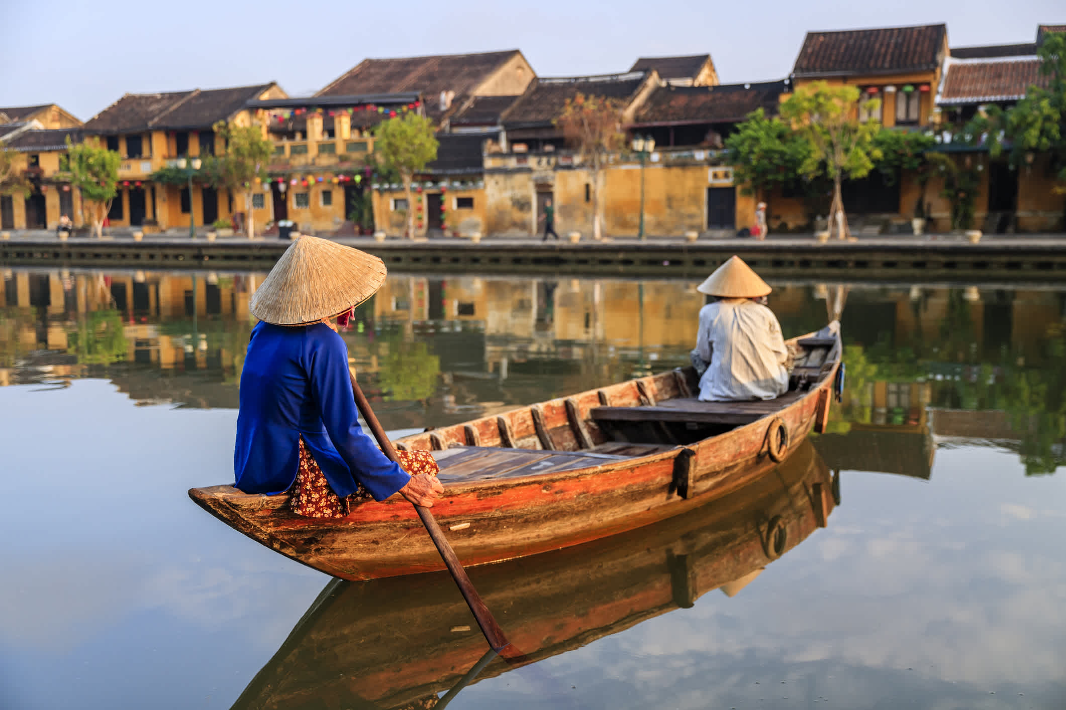 Frauen auf einem Holzkanu in Hoi An