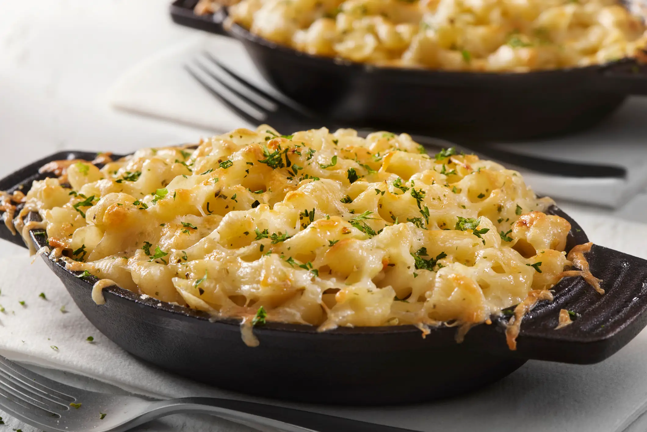 Nationalgerichte, USA, Macaroni and Cheese Gebackene cremige Makkaroni und Käse mit Rotini