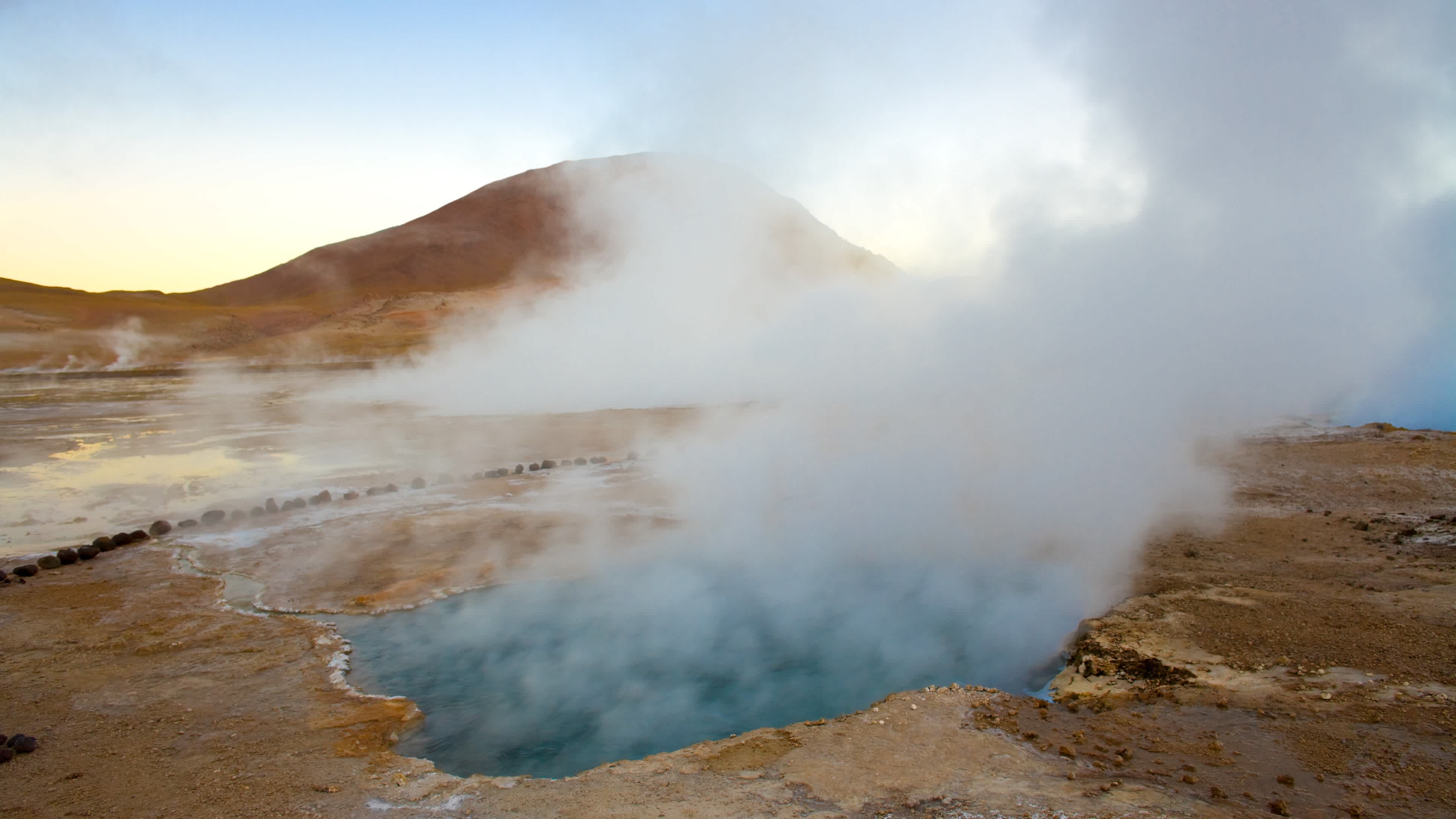 Bassin thermal naturel à 4300 m d'altitude, geysers d'El Tatio, désert d'Atacama, région d'Antofagasta, Chili, Amérique du Sud