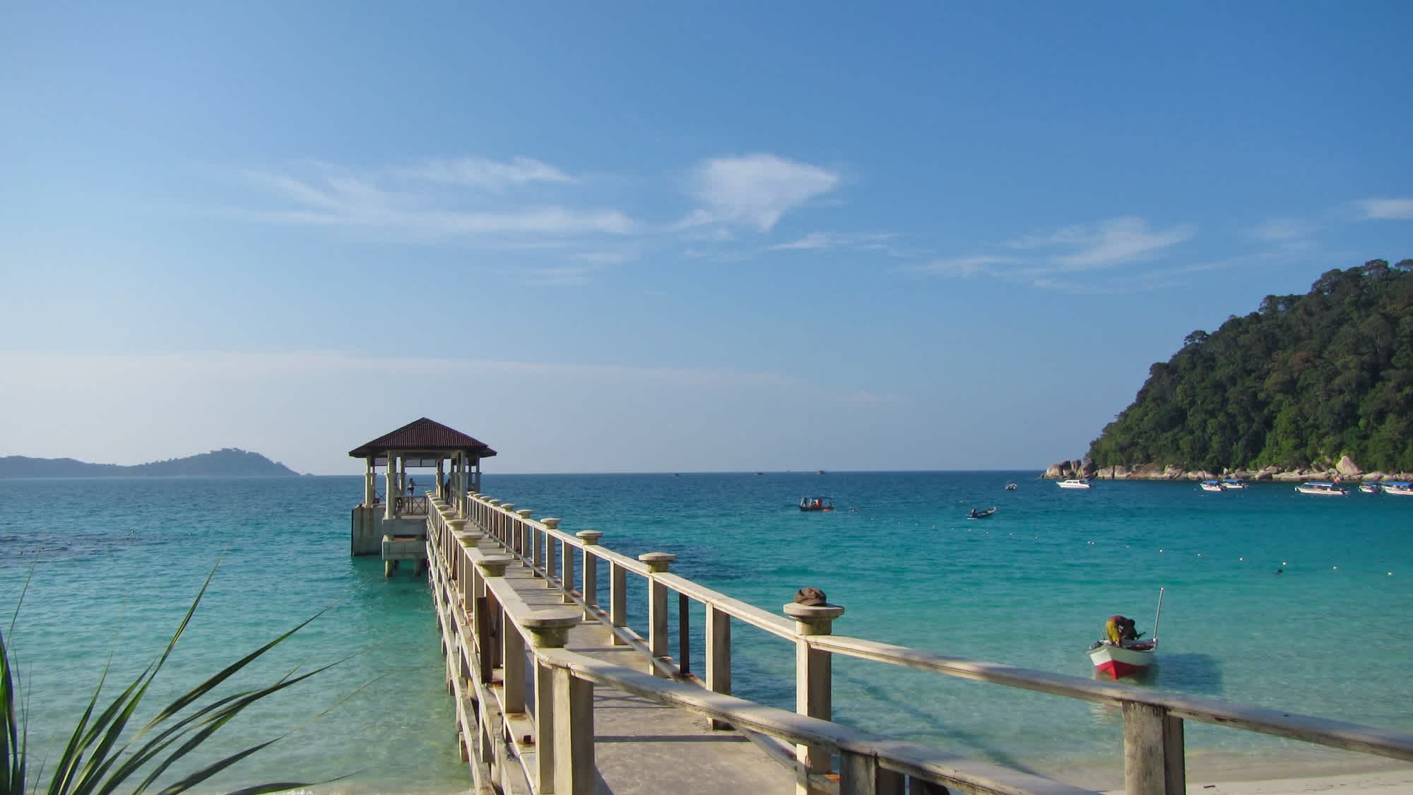 Blick auf einen Steg auf der Insel Pulau Perhentian, Malaysia

