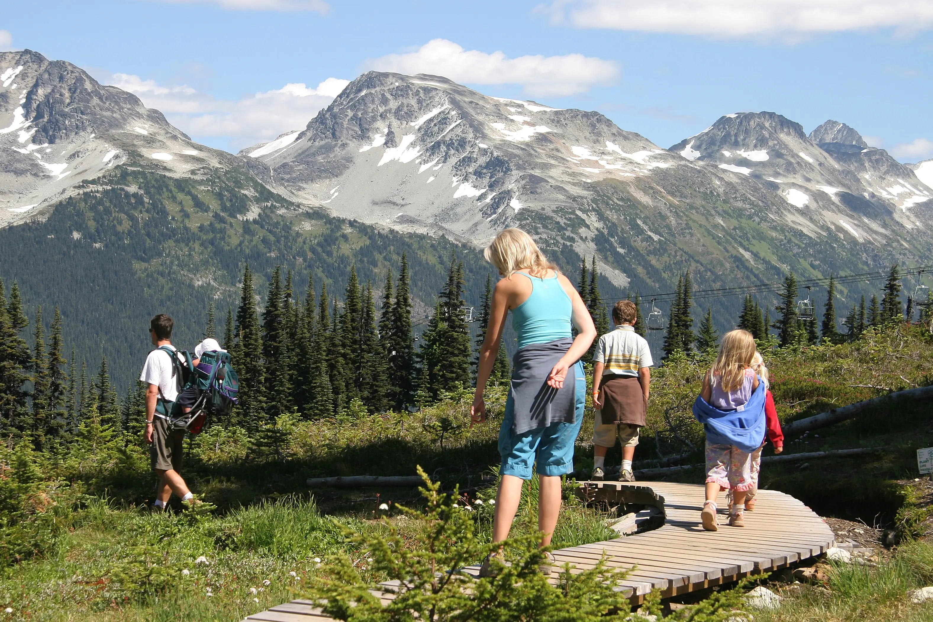 Alaska, Familienreisen Familie beim Wandern entlang der Promenade mit Blick auf die Pflanzen und Berge in Alaska.