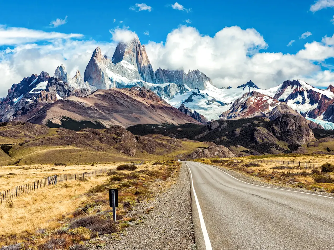 Argentinien, Patagonien, Nationalpark Los Glaciares Straßen- und Bergpanorama mit dem Gipfel des Fitz Roy im Nationalpark Los Glaciares, Patagonien, Argentinien.