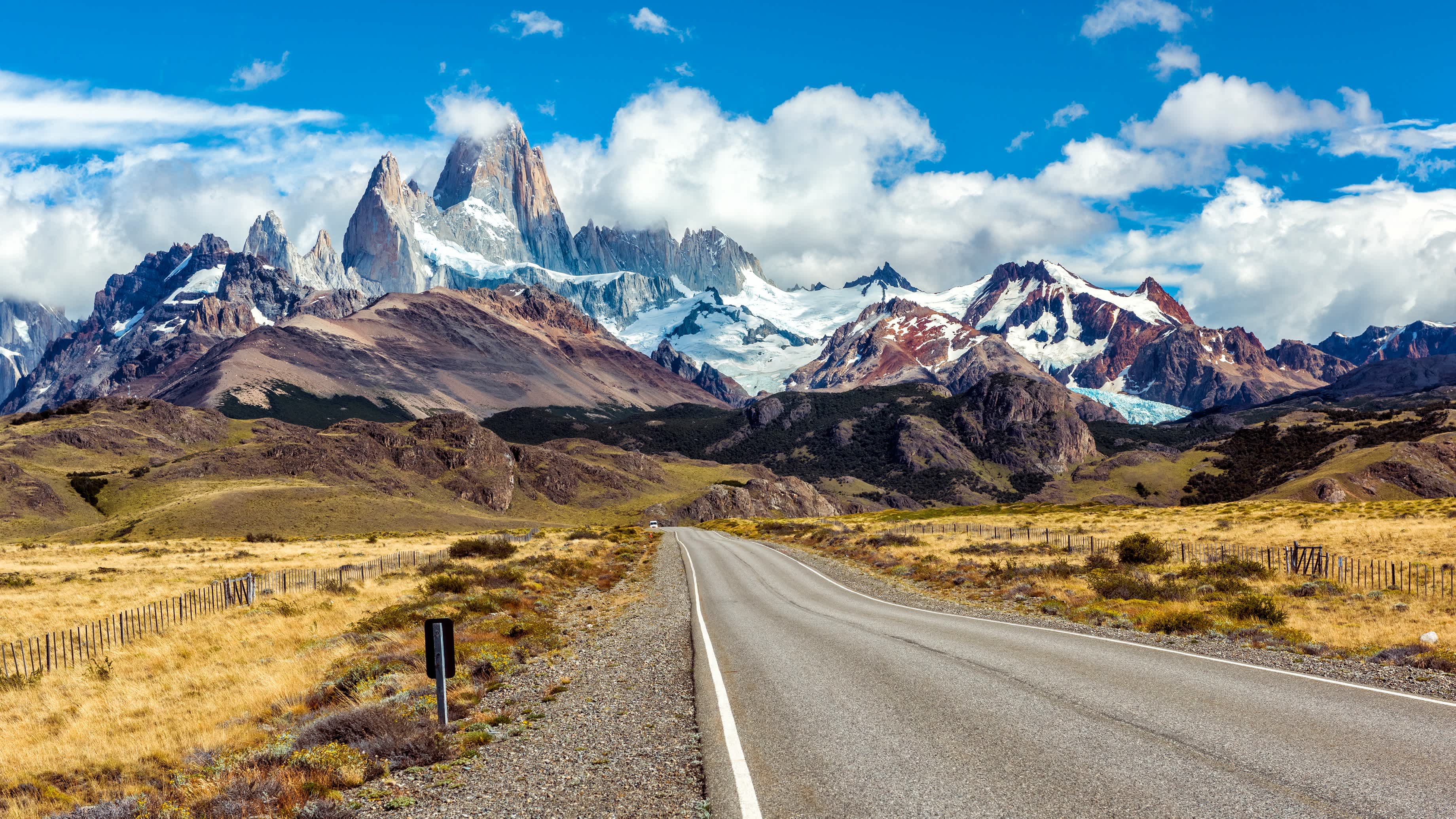 Panorama de route et de montagne avec le sommet du Fitz Roy dans le parc national Los Glaciares, Argentine