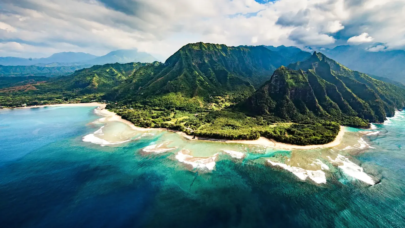 USA, Hawaii, Kauai Küste mit grünen Bergen und klarem Wasser. Kauai, Hawaii, USA
