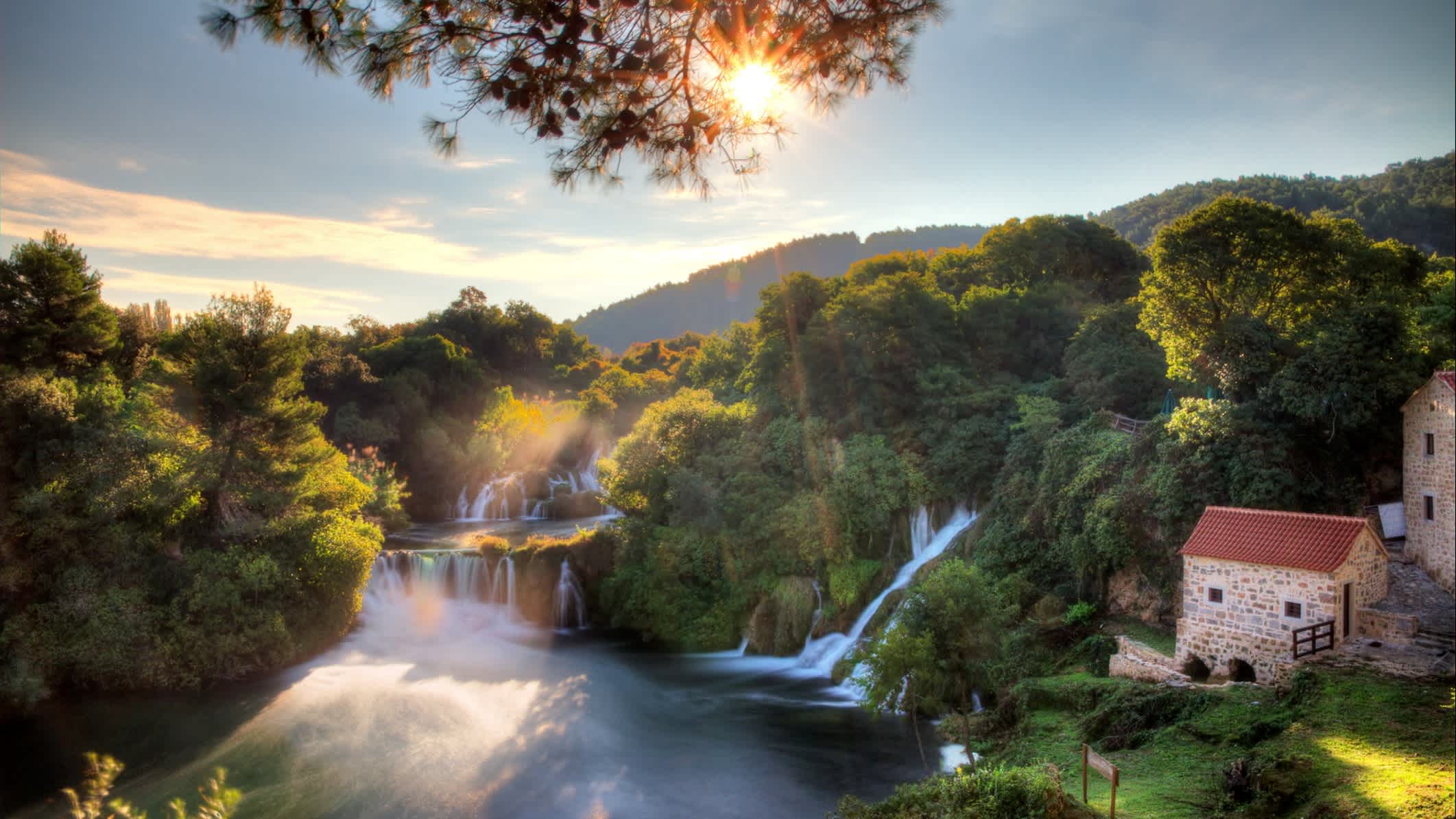 Magnifique panorama à longue exposition sur deux chutes d'eau de la rivière Krka dans le parc national de Krka en Croatie.