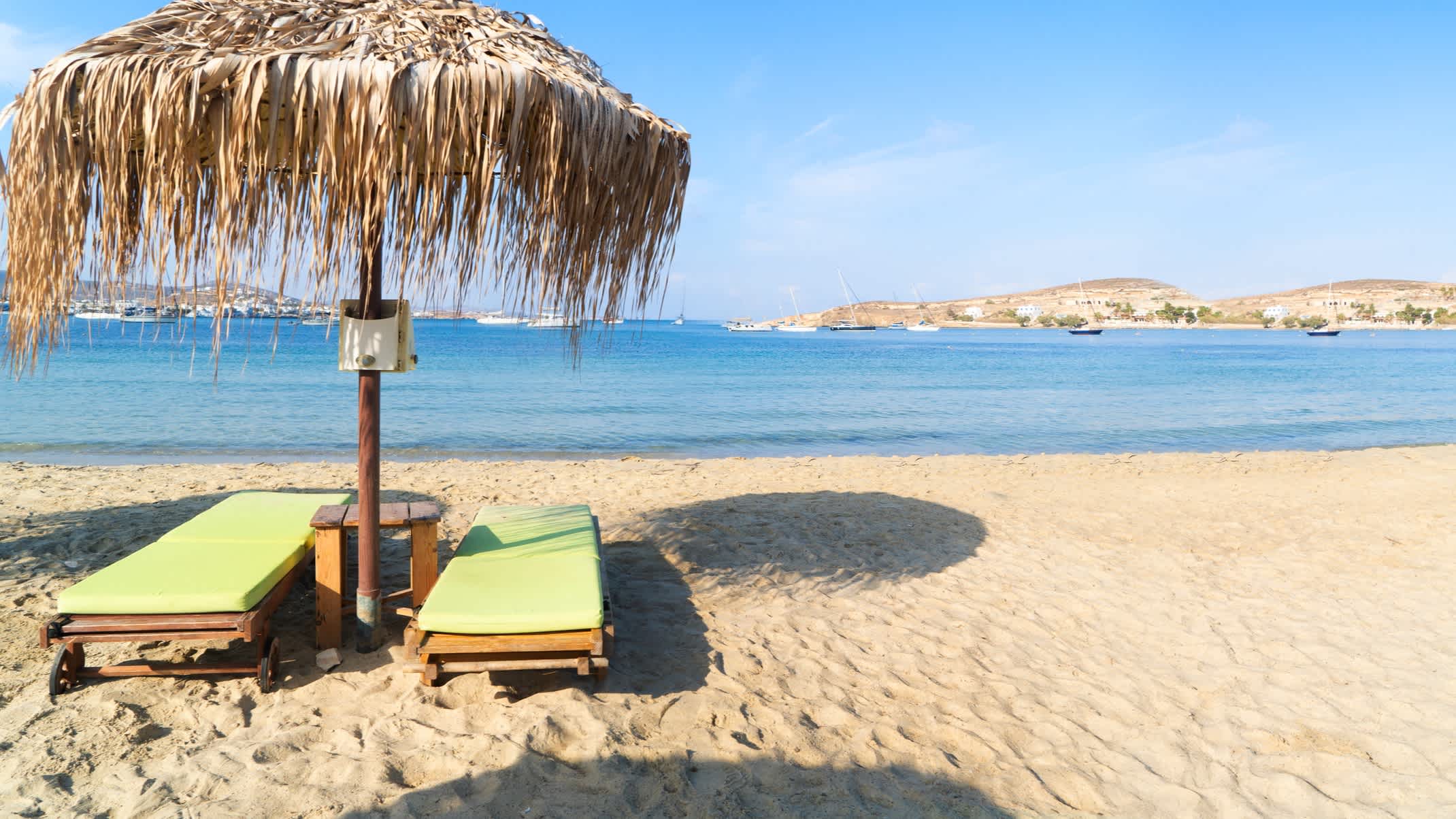 Aufnahme einer Strandliege mit Sonnenschirm am Punda Beach auf Paros, Griechenland