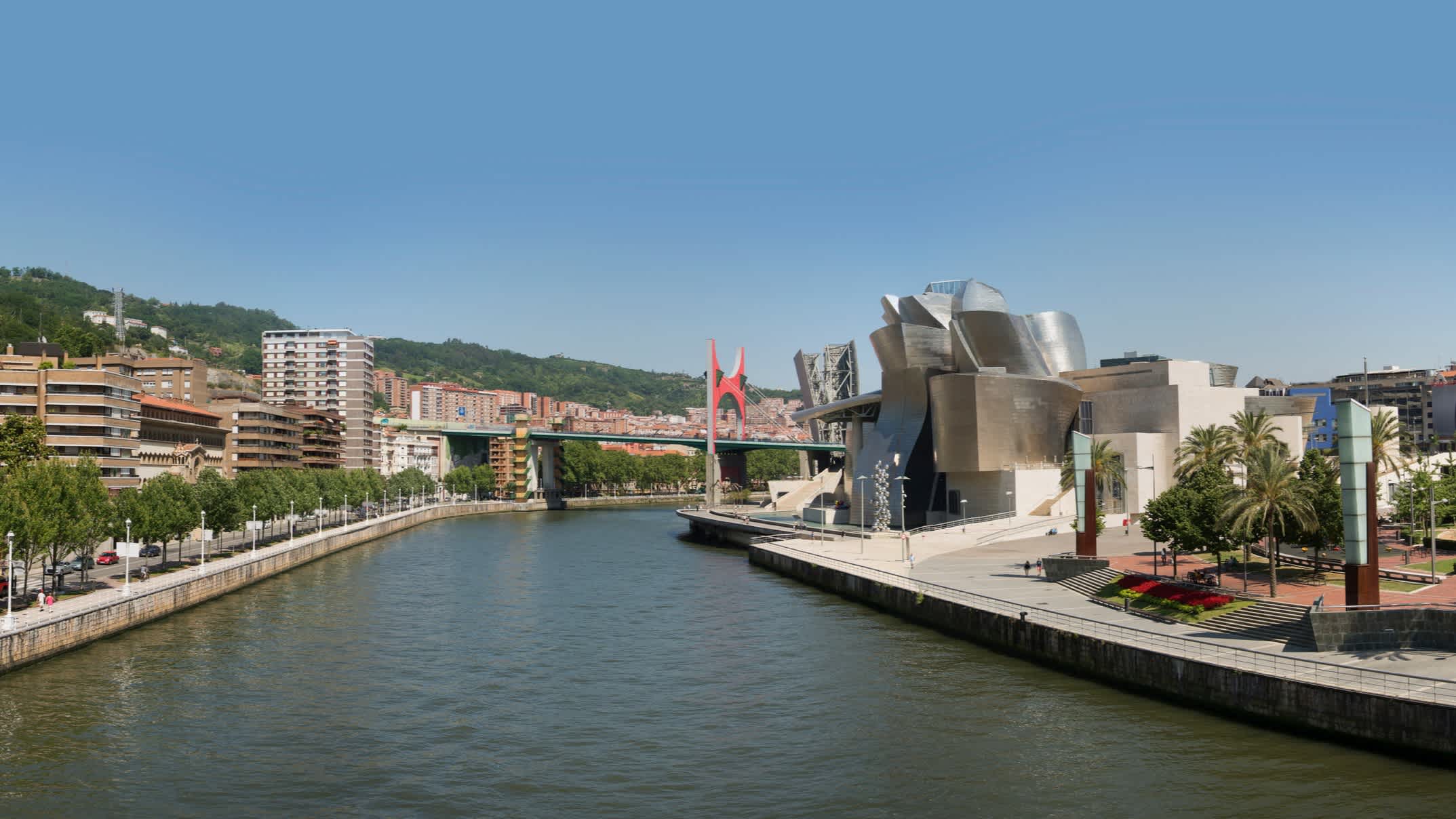 Panoramablick auf Bilbao mit dem Guggenheim-Museum auf der rechten Seite, Spanien.
