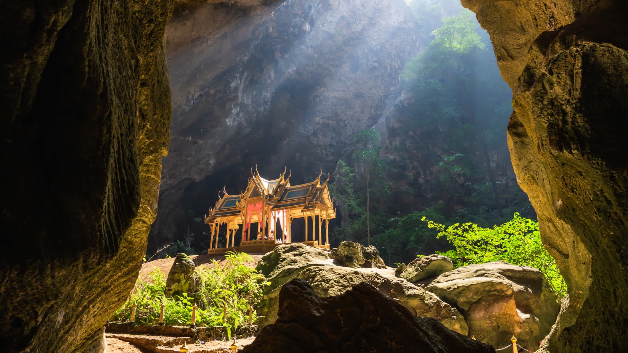 Grotte de Phraya Nakhon dans le parc national de Khao Sam Roi Yot, Prachuap Khiri Khan, Thaïlande