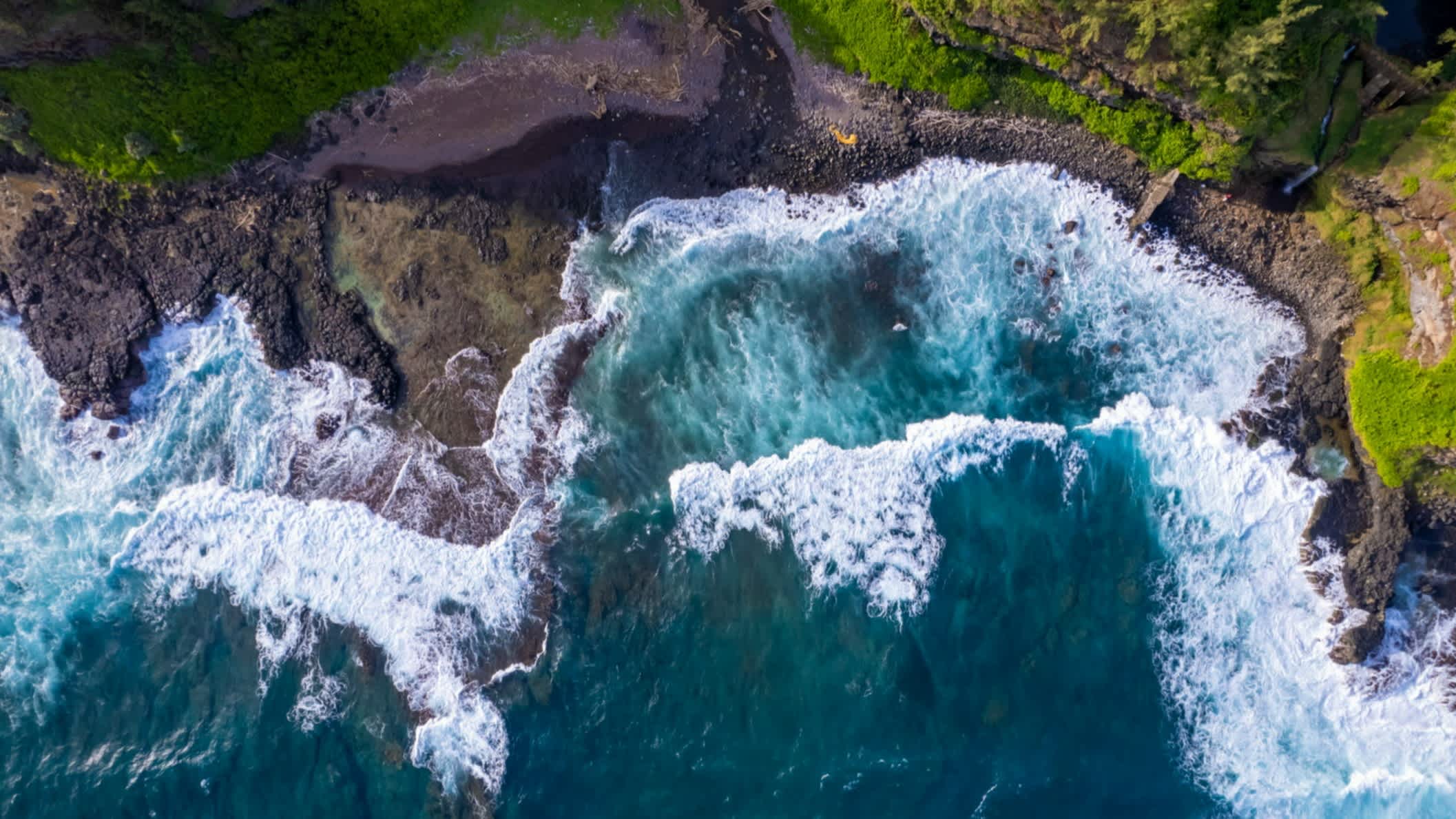 Vue aérienne de la côte accidentée et des vagues fortes, Plage de Gris Gris, Ile Maurice
