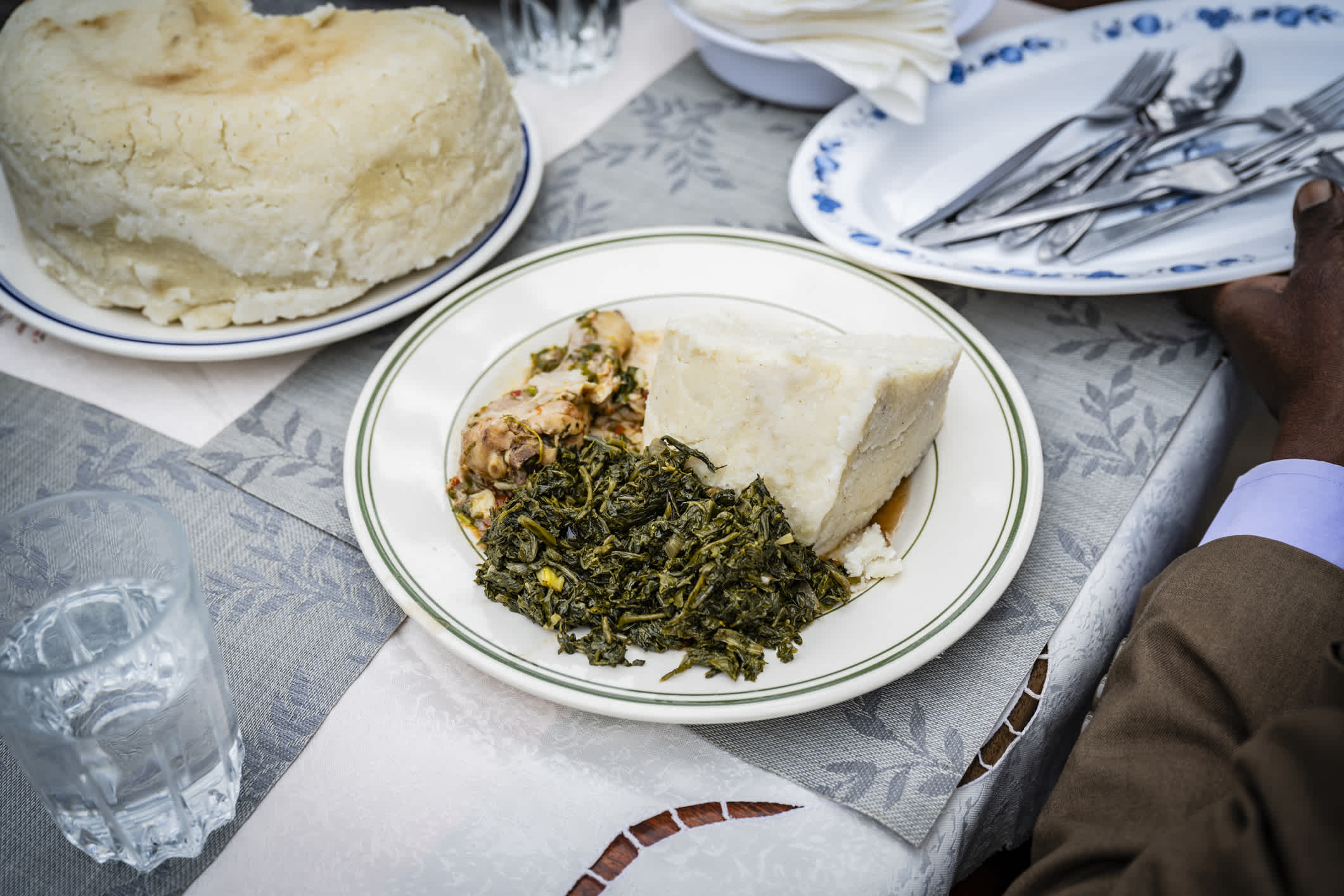 Repas traditionnel d'Afrique de l'Est en plein air.