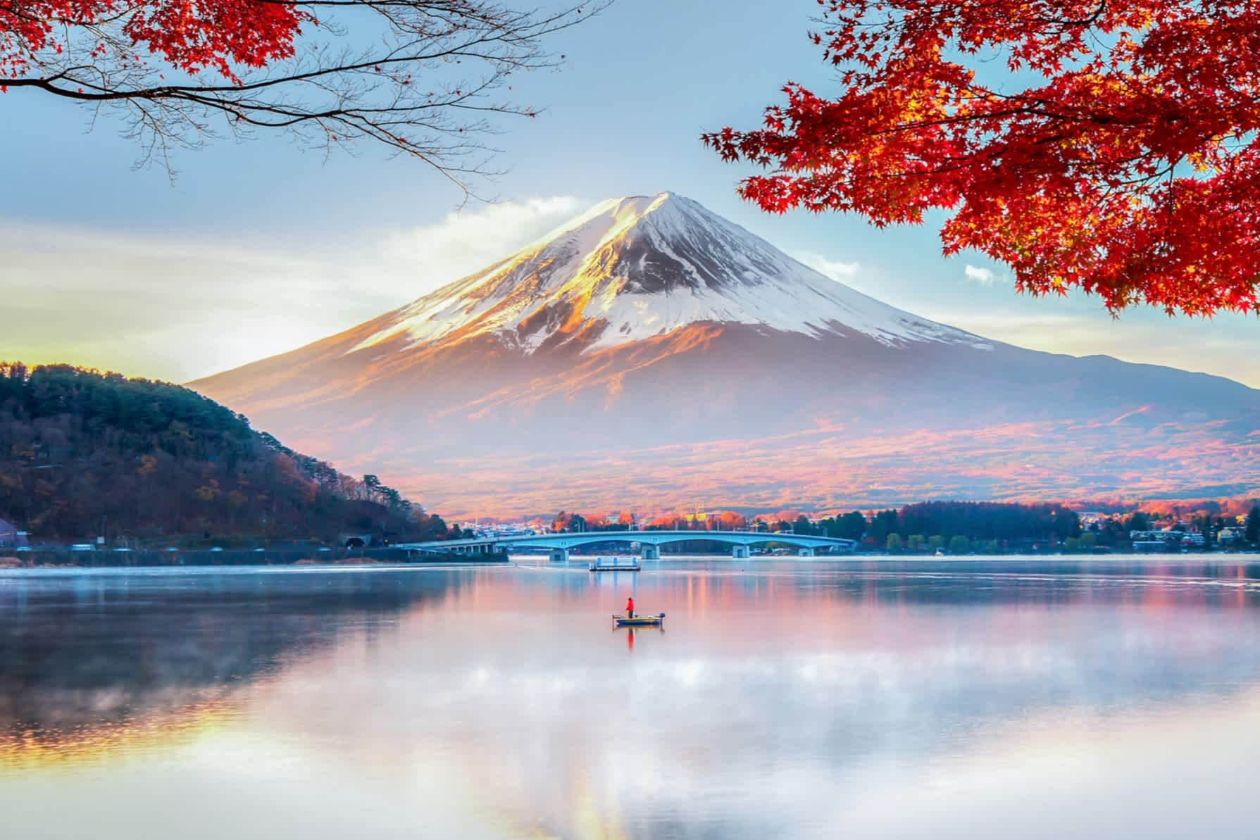 Roter Ahornbaum und Fischerboot mit Morgennebel im Herbst am Mount Fuji