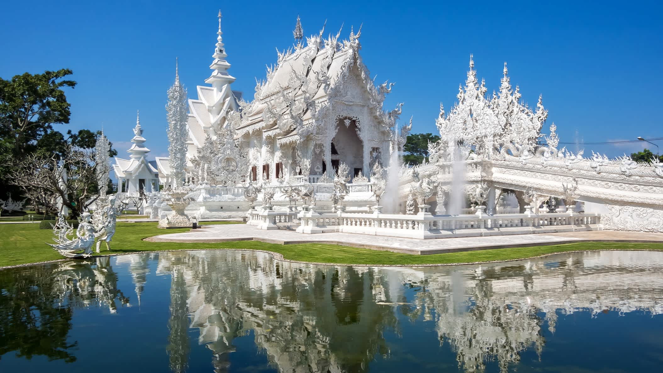 Wat Rong Khun (White-Tempel) in Chiang Rai, Thailand. 