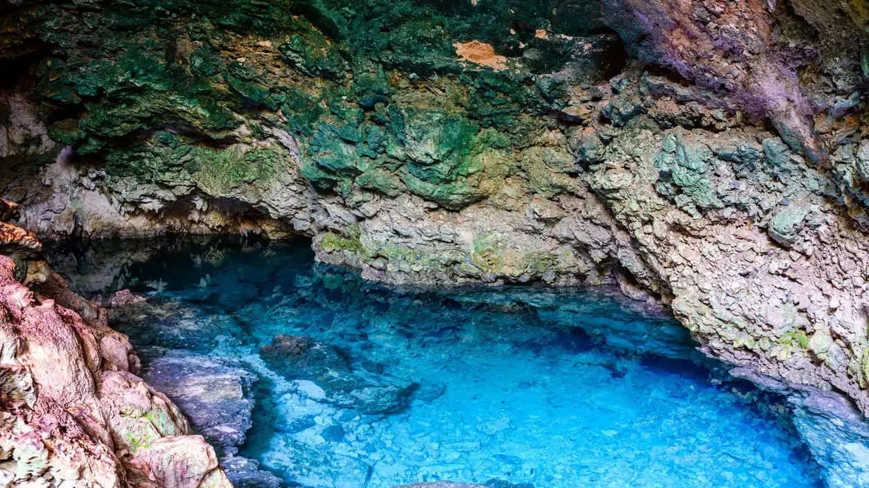 Stalactites et stalagmites dans une grotte de Kuza à Zanzibar, en Tanzanie. Piscine naturelle aux eaux cristallines