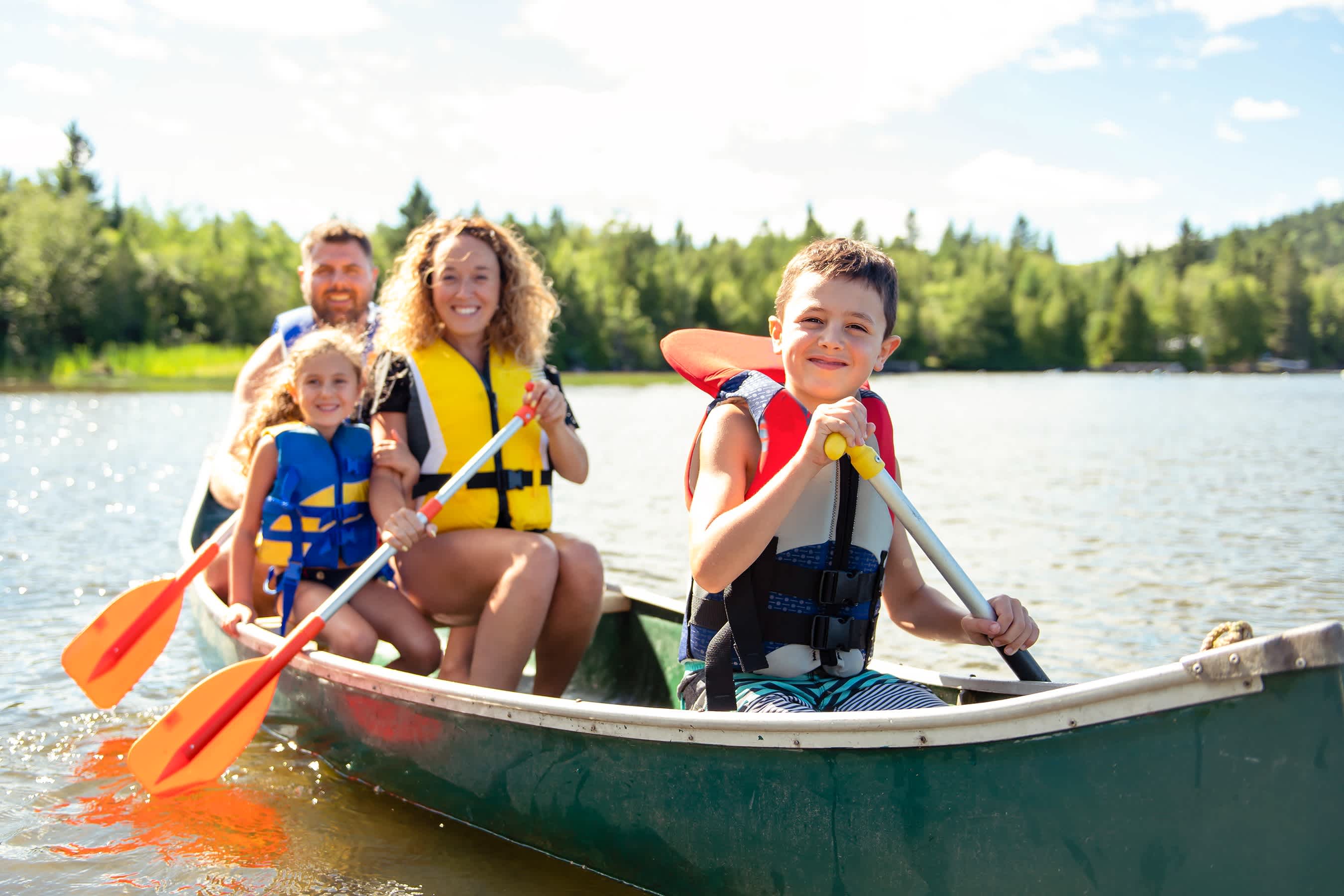 Familie in einem Kanu auf dem See in Kanada.