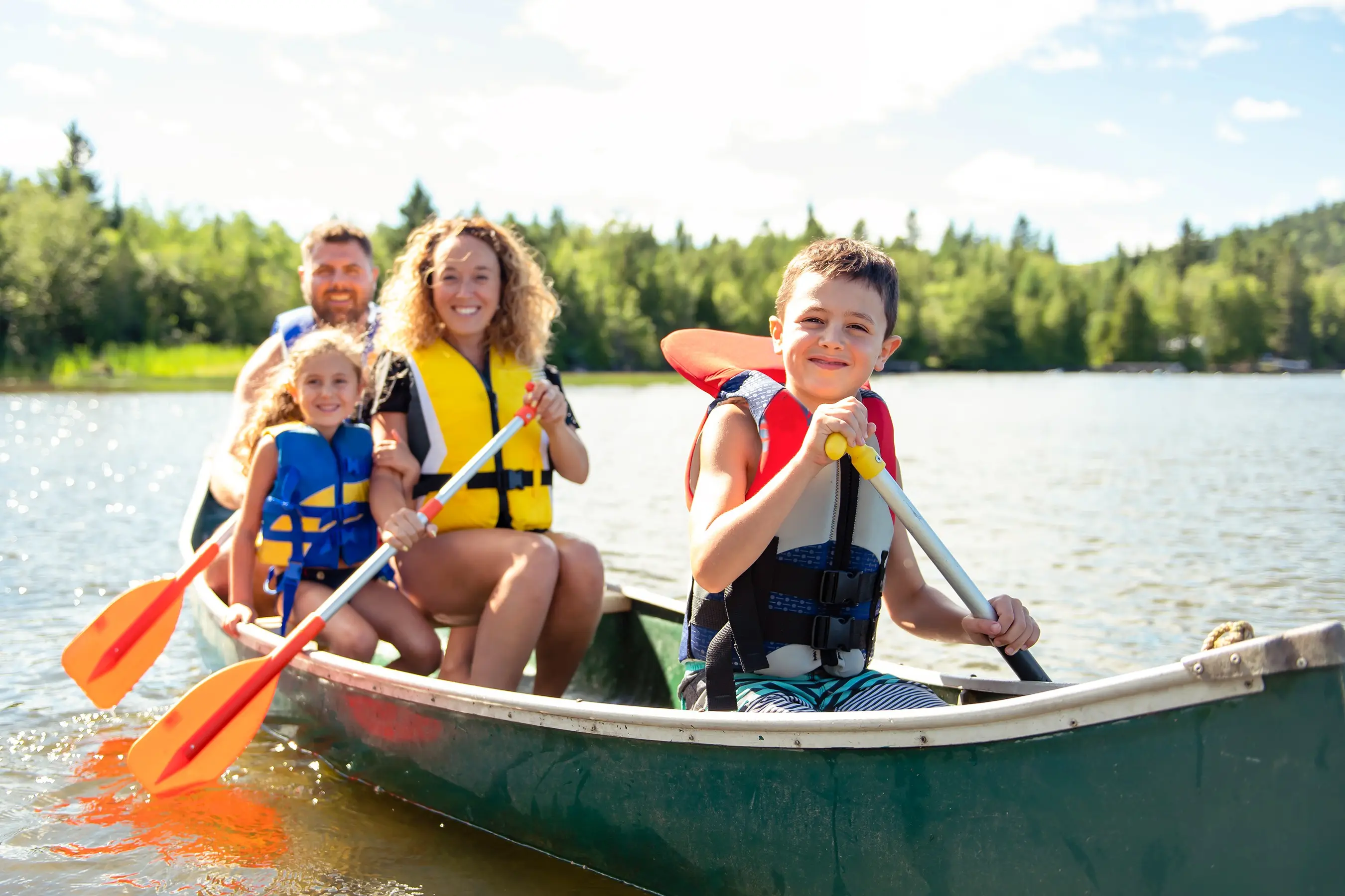 Kanada, Familienreise Familie in einem Kanu auf dem See in Kanada.