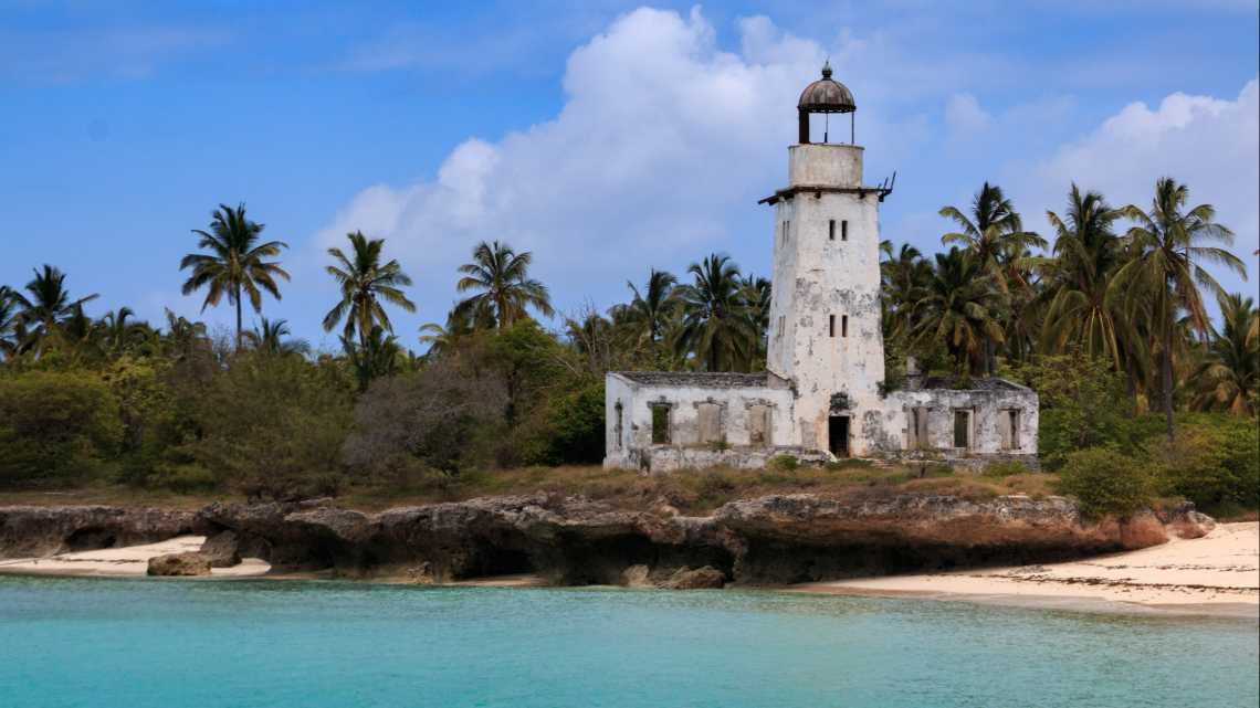 Der Leuchtturm auf der Insel Fanjove, im Indischen Ozean vor der Küste Tansanias.