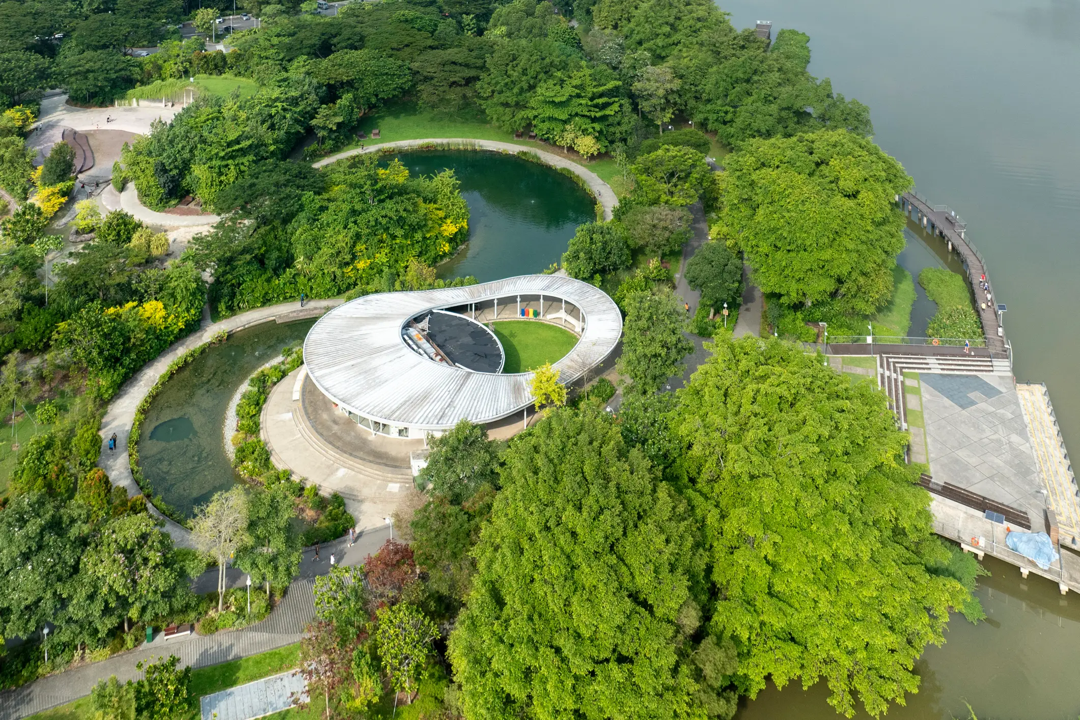 Vue aérienne d'un parc à Singapour avec un étang