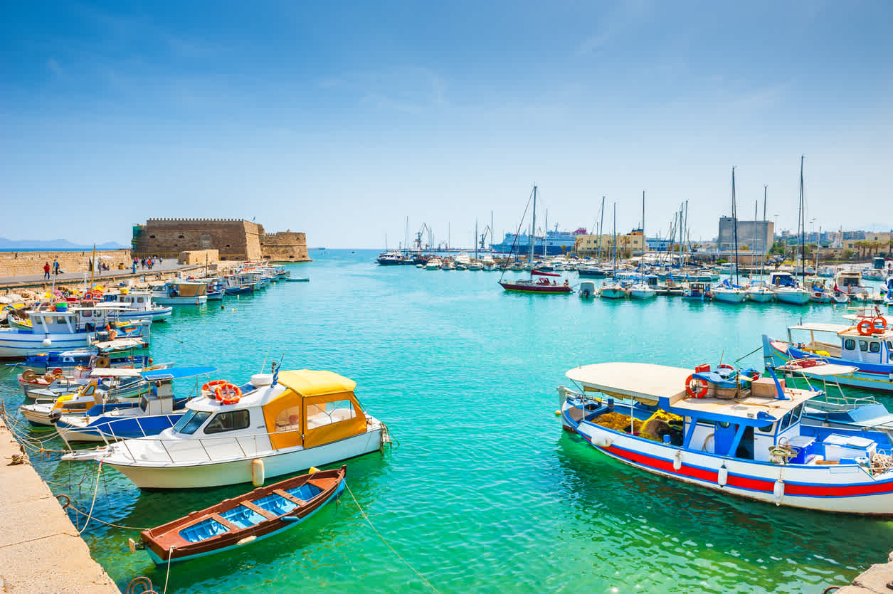 Heraklion - der schöne Hafen des griechischen Fischerdorfs