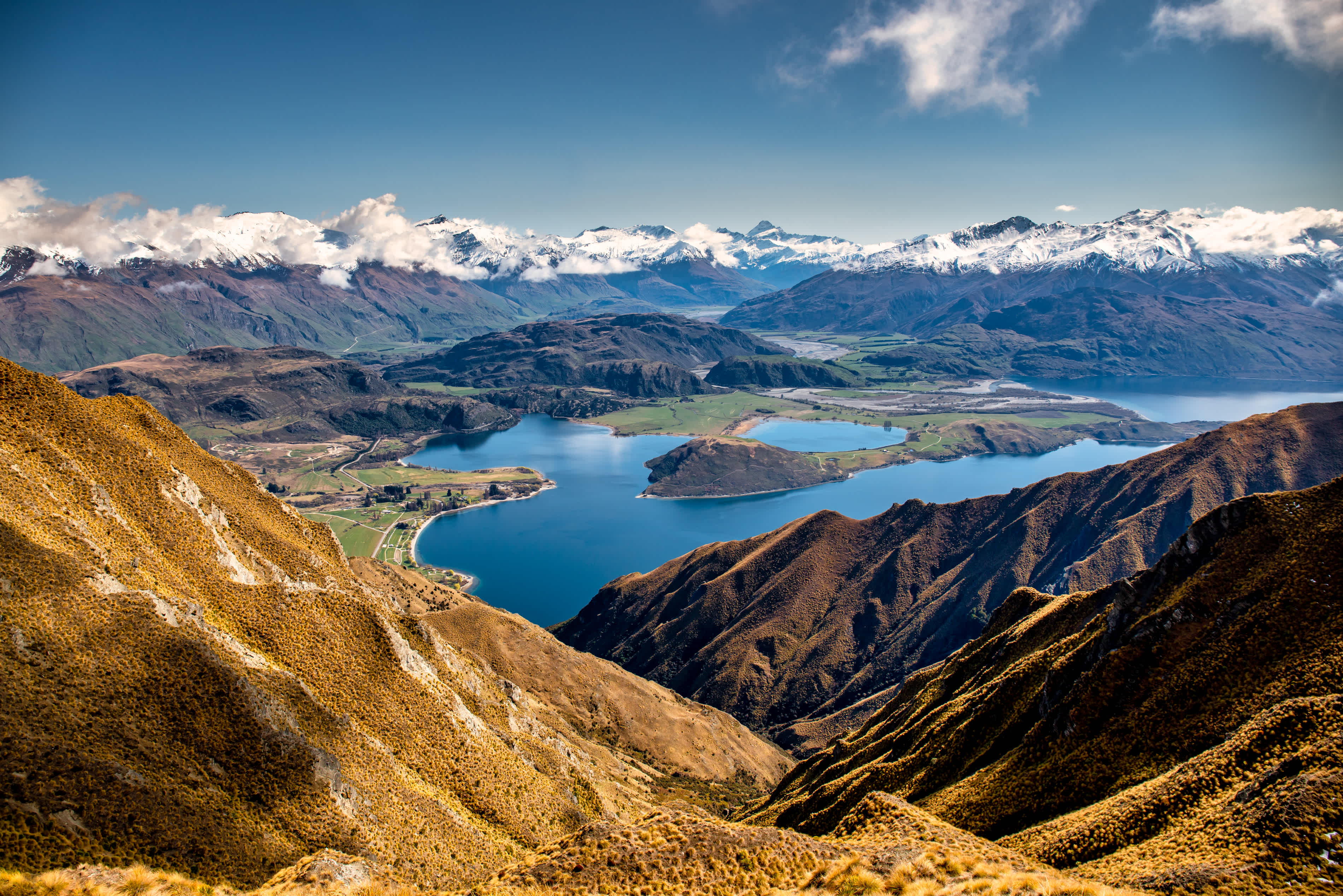 Vue sur le lac Wanaka et le parc national Aspiring, Nouvelle-Zélande.