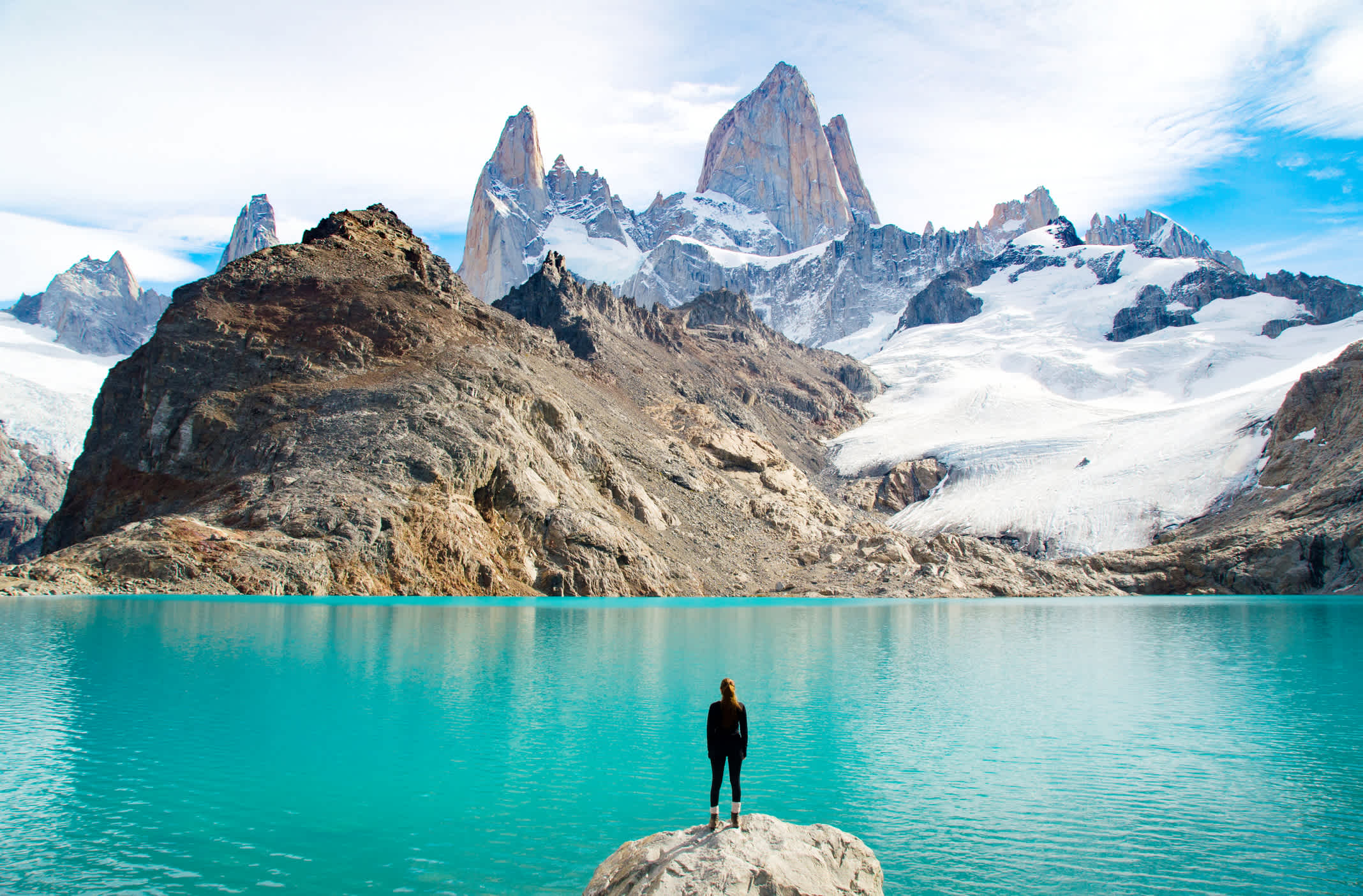 Der Landschaft Patagoniens mit einem Mann im Vordergrund, Argentinien. 

