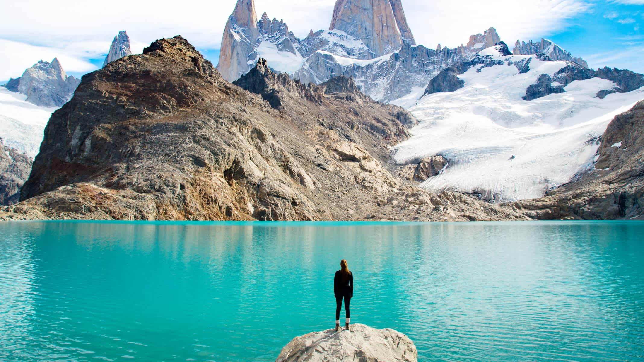 Les paysages de la Patagonie avec un homme au premier plan, Argentine.

