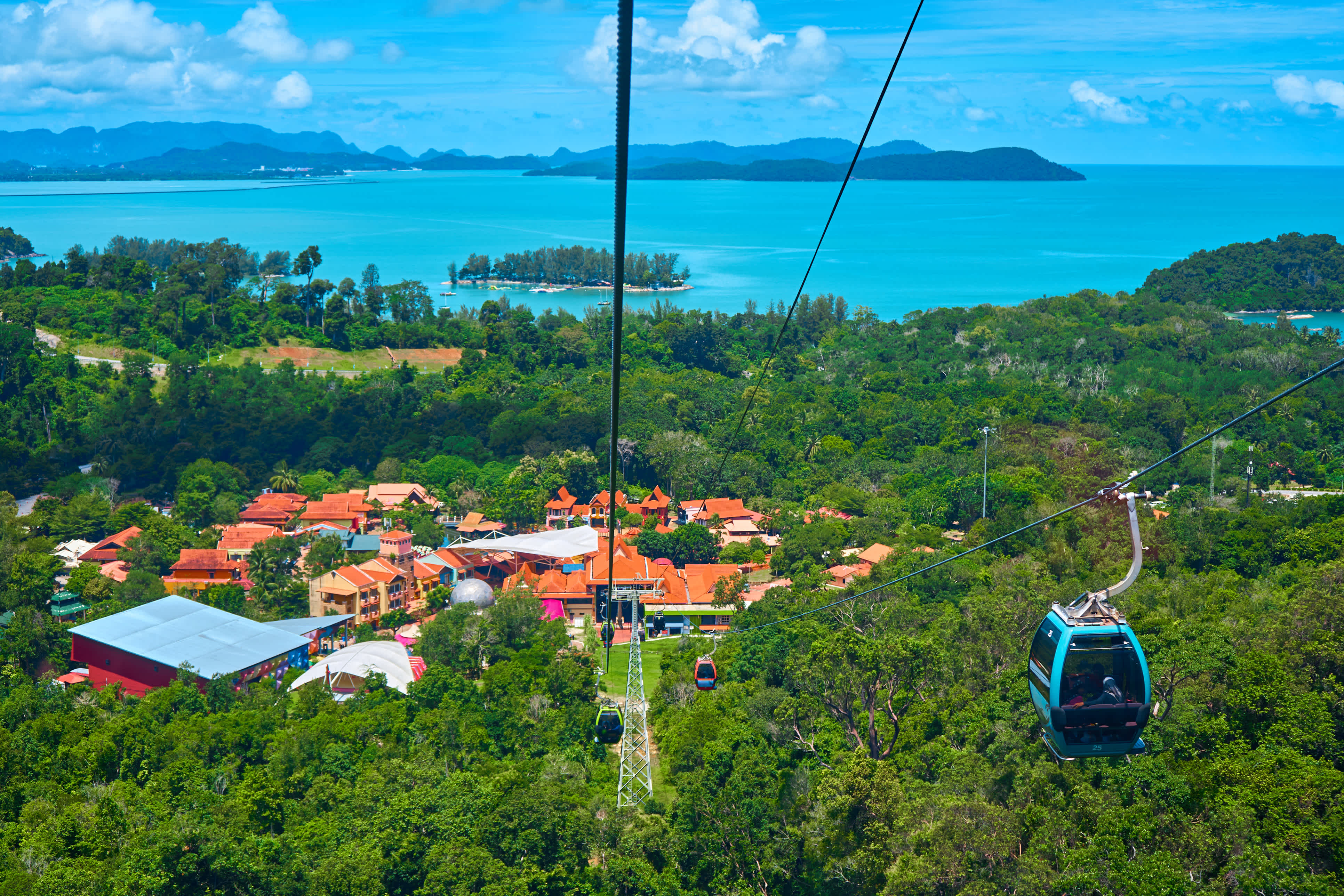 Vue depuis un téléphérique haut dans les montagnes sur l'île tropicale de Langkawi. Un paysage naturel incroyable