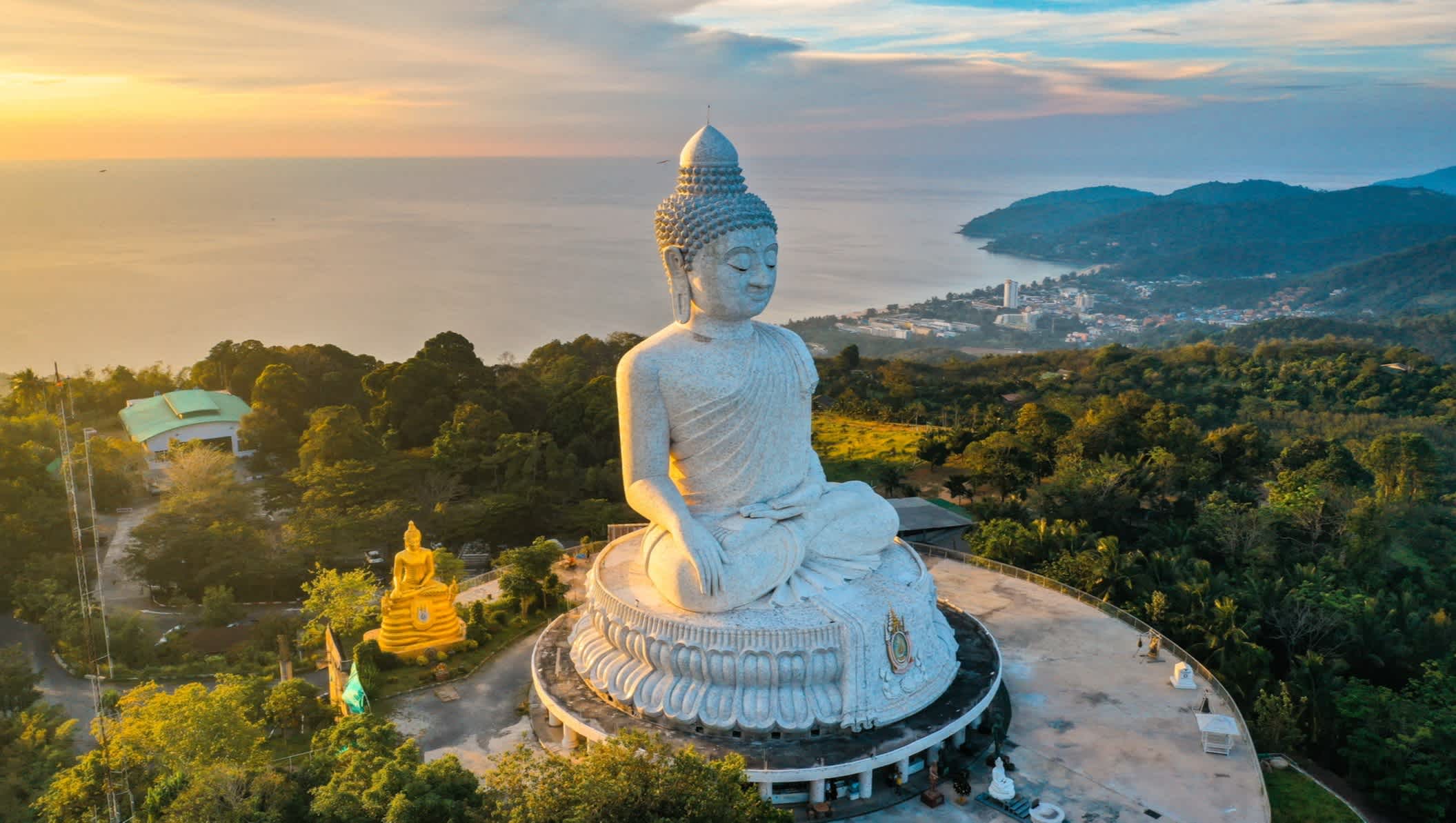 Vue aérienne du Big Buddha au coucher du soleil, Phuket, Thaïlande