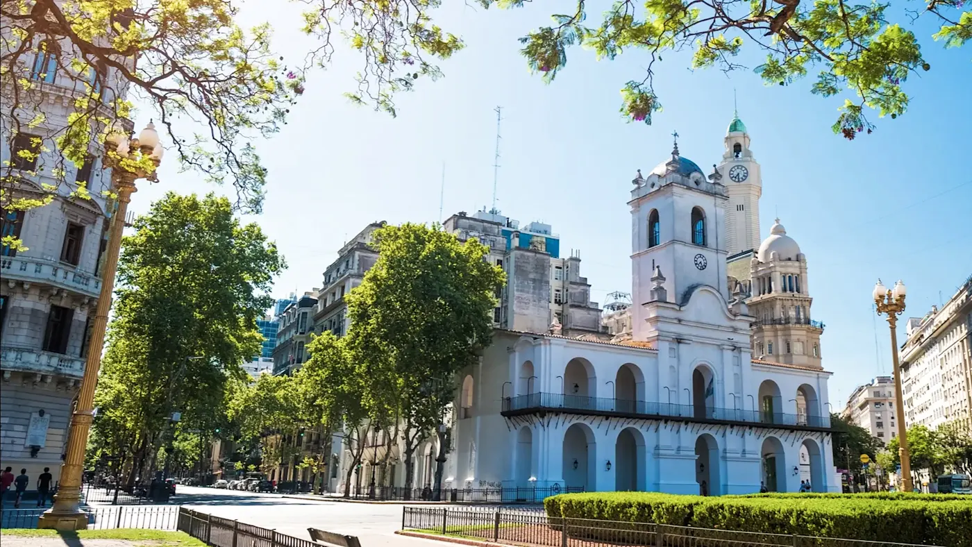 Argentinien, Buenos Aires, Buenos Aires Historisches Gebäude und Park bei Sonnenschein. Buenos Aires, Buenos Aires, Argentinien.