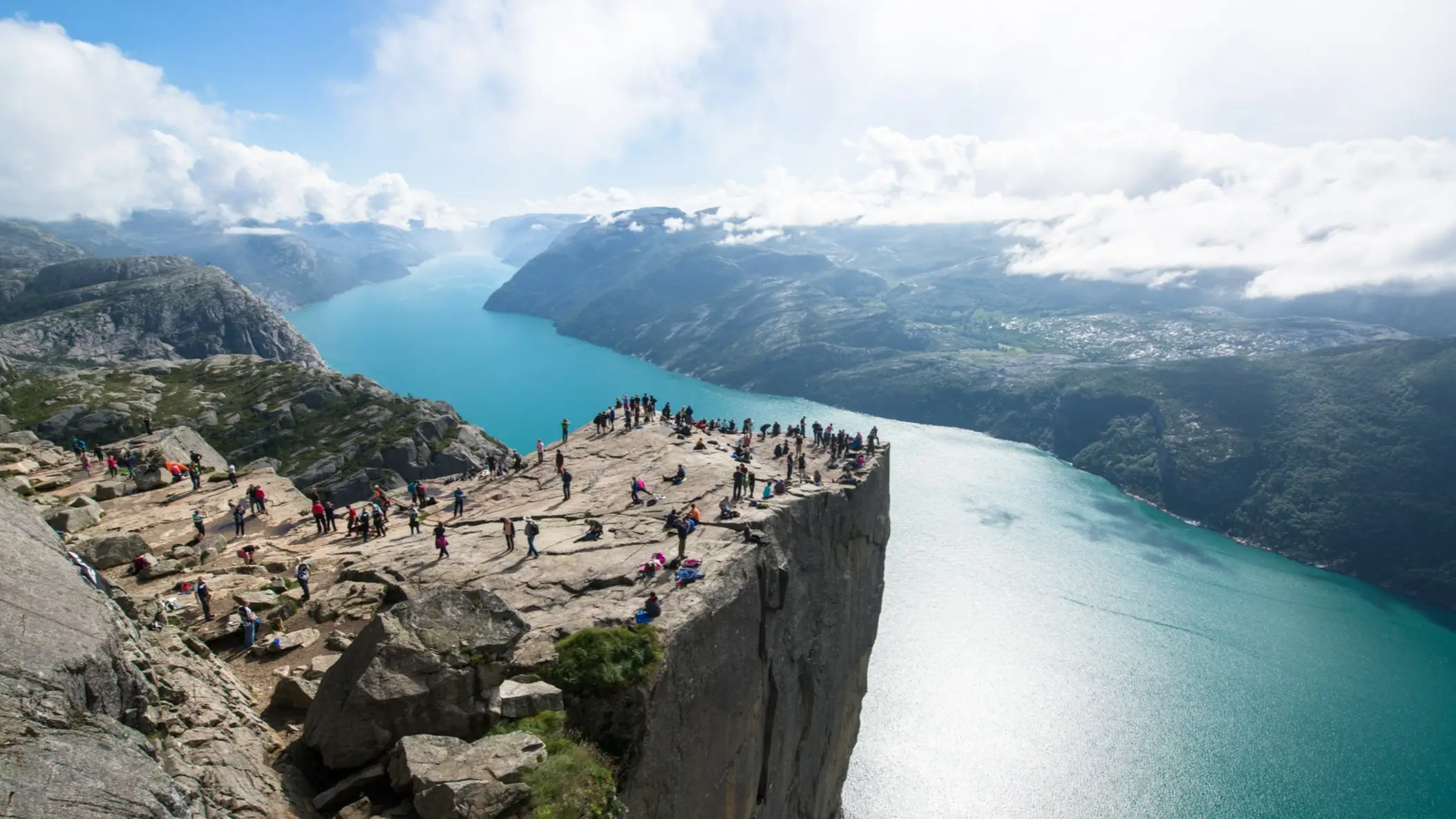 Vue sur le Preikestolen ou rocher de la Chaire, Norvège.
