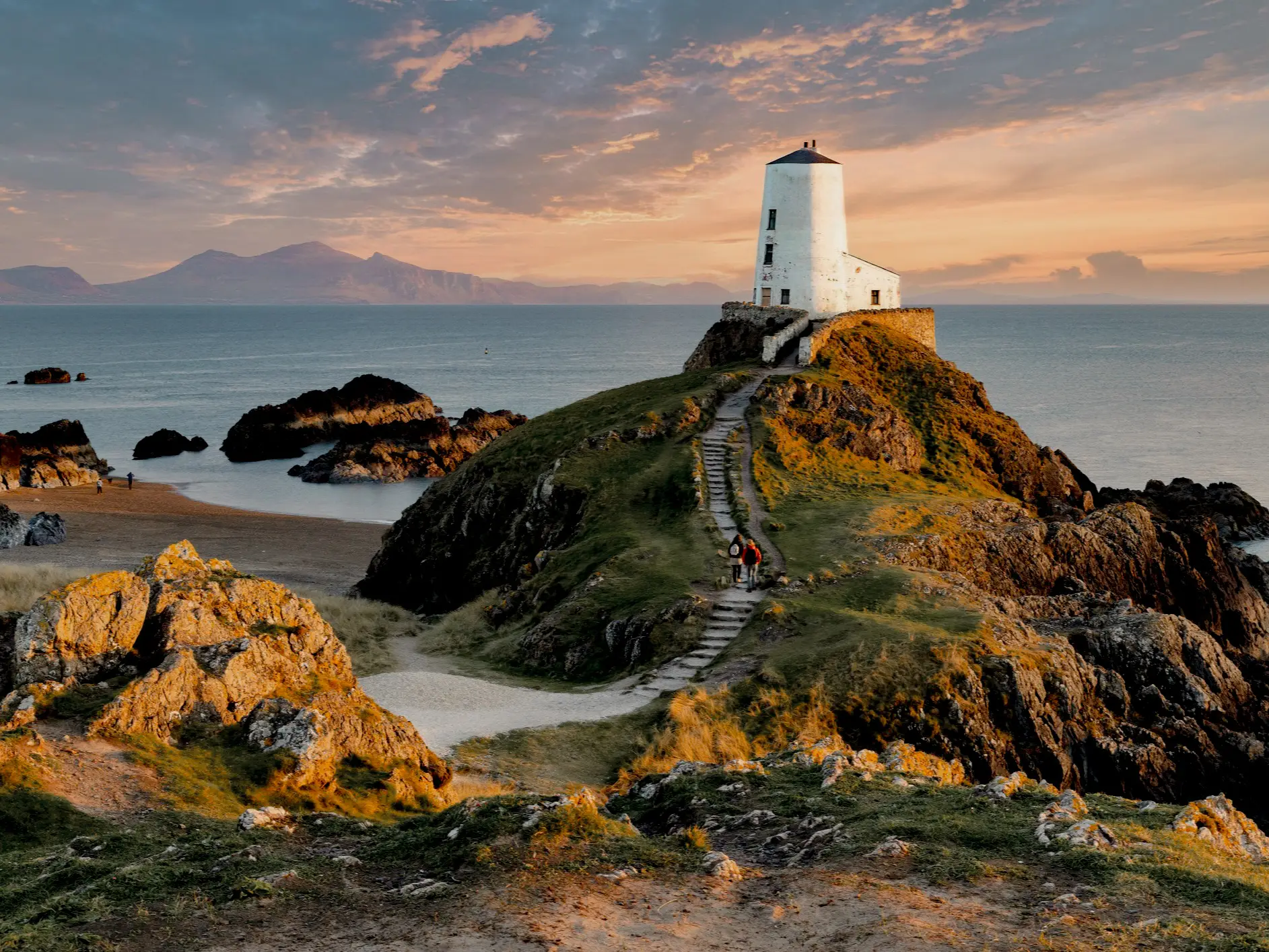 Panorama von Llanddwyn (Tér Mawr) Leuchtturm auf Anglesey, Wales, Großbritannien.