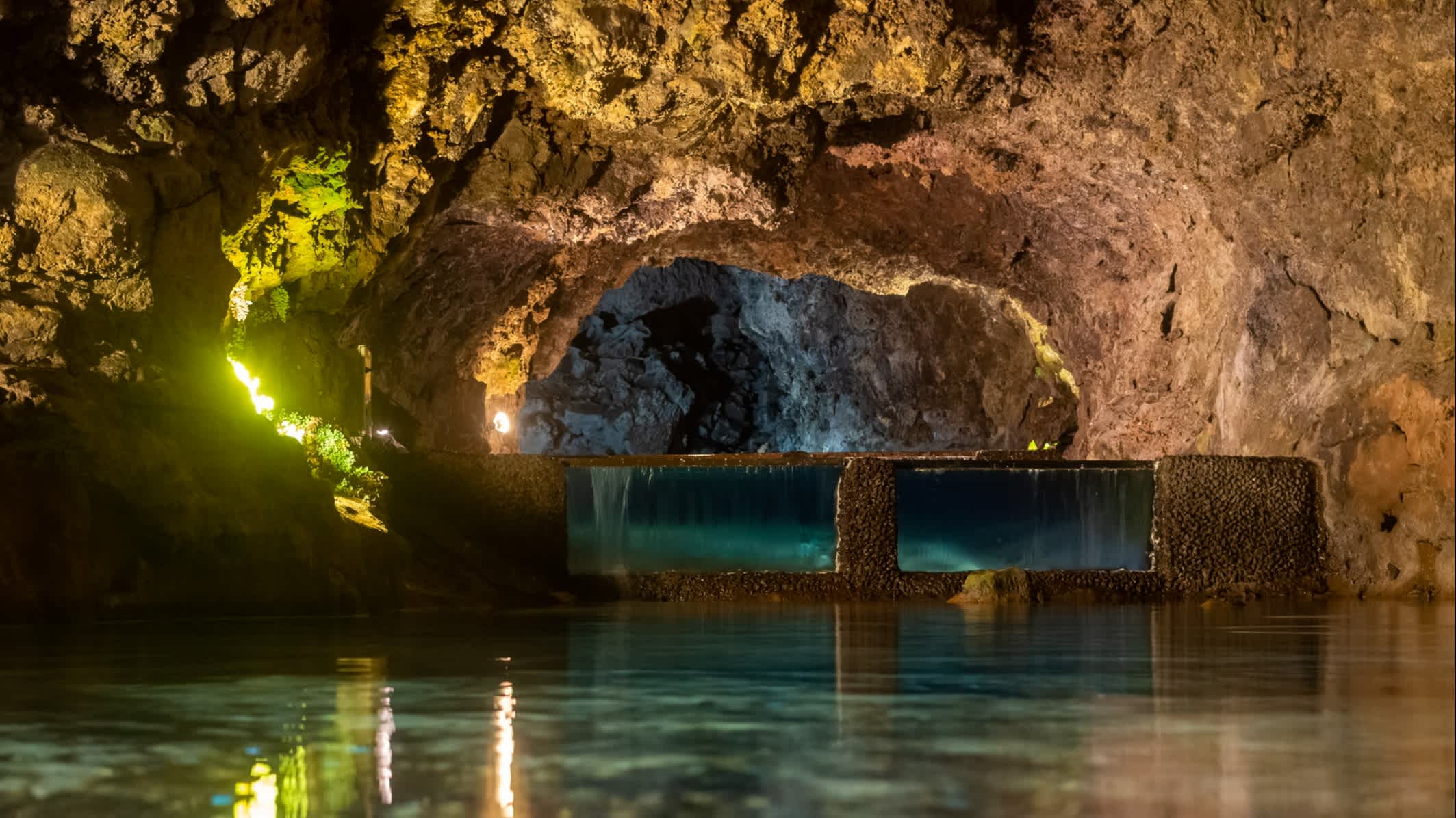 Vue de l'intérieur d'une des grottes volcaniques de São Vicente, à Madère, au Portugal