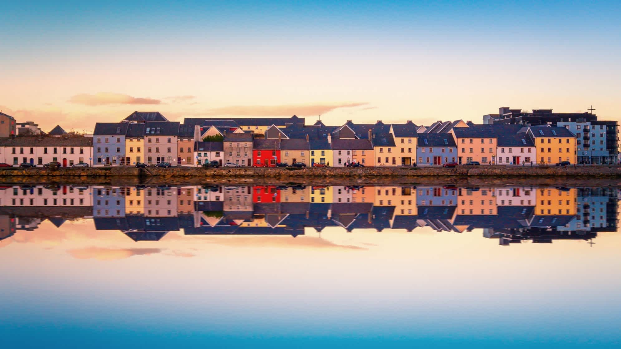 Schönen Sonnenuntergang Panoramablick über das Claddagh Galway in der Stadt Galway, Irland
