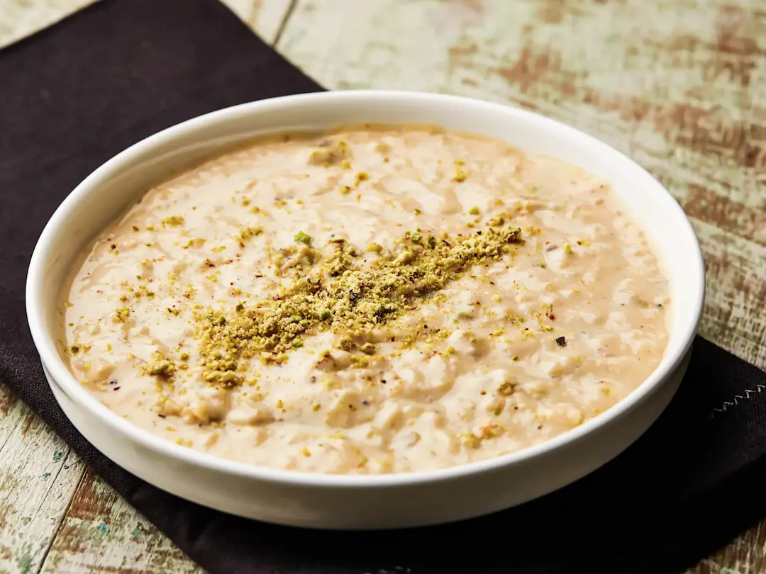 Traditionelles saudi-arabisches Gericht, Talbina, ein cremiger Brei aus Gerste, Milch und Honig.