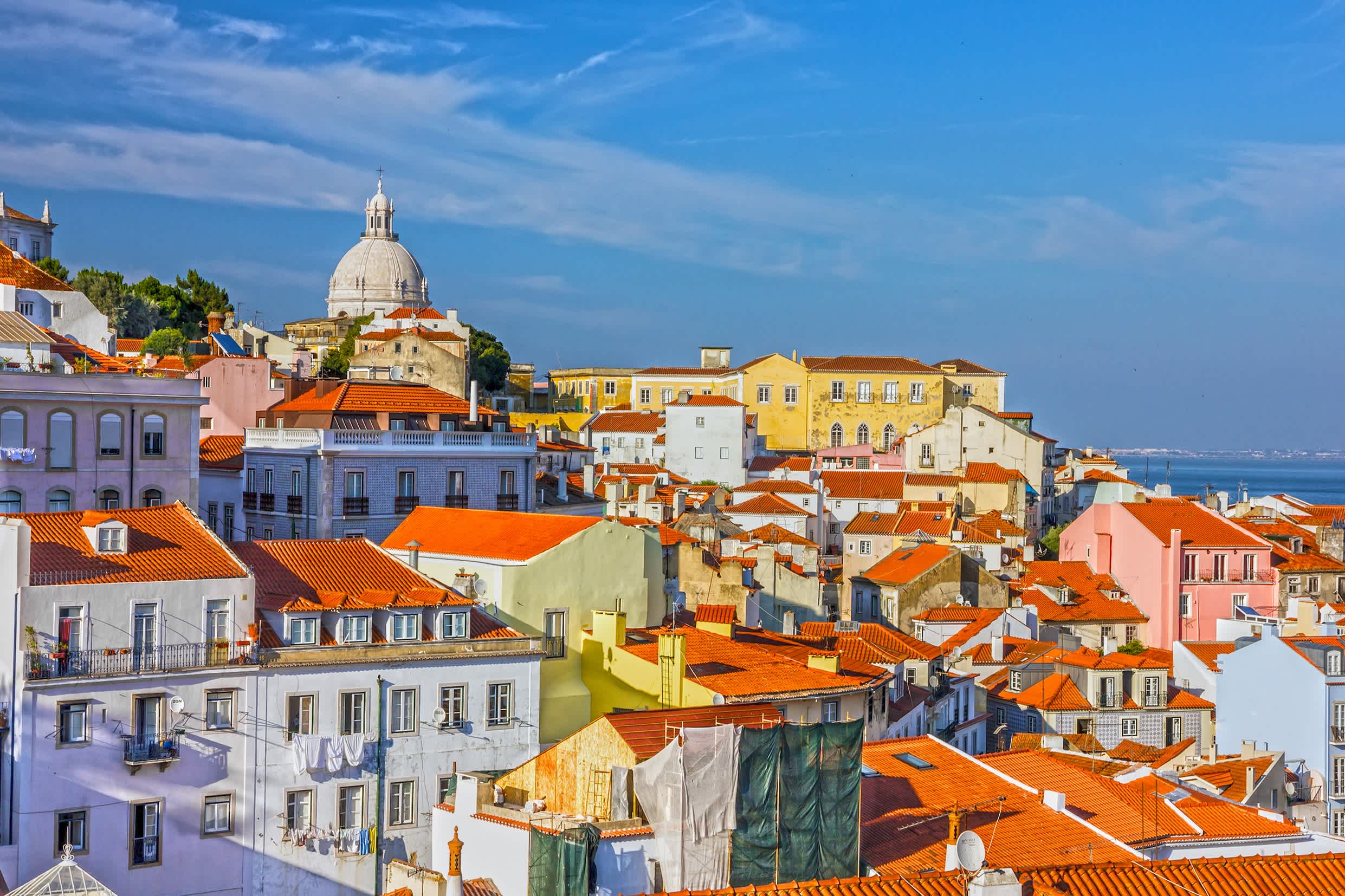 Bunte Häuserdächer Lissabons