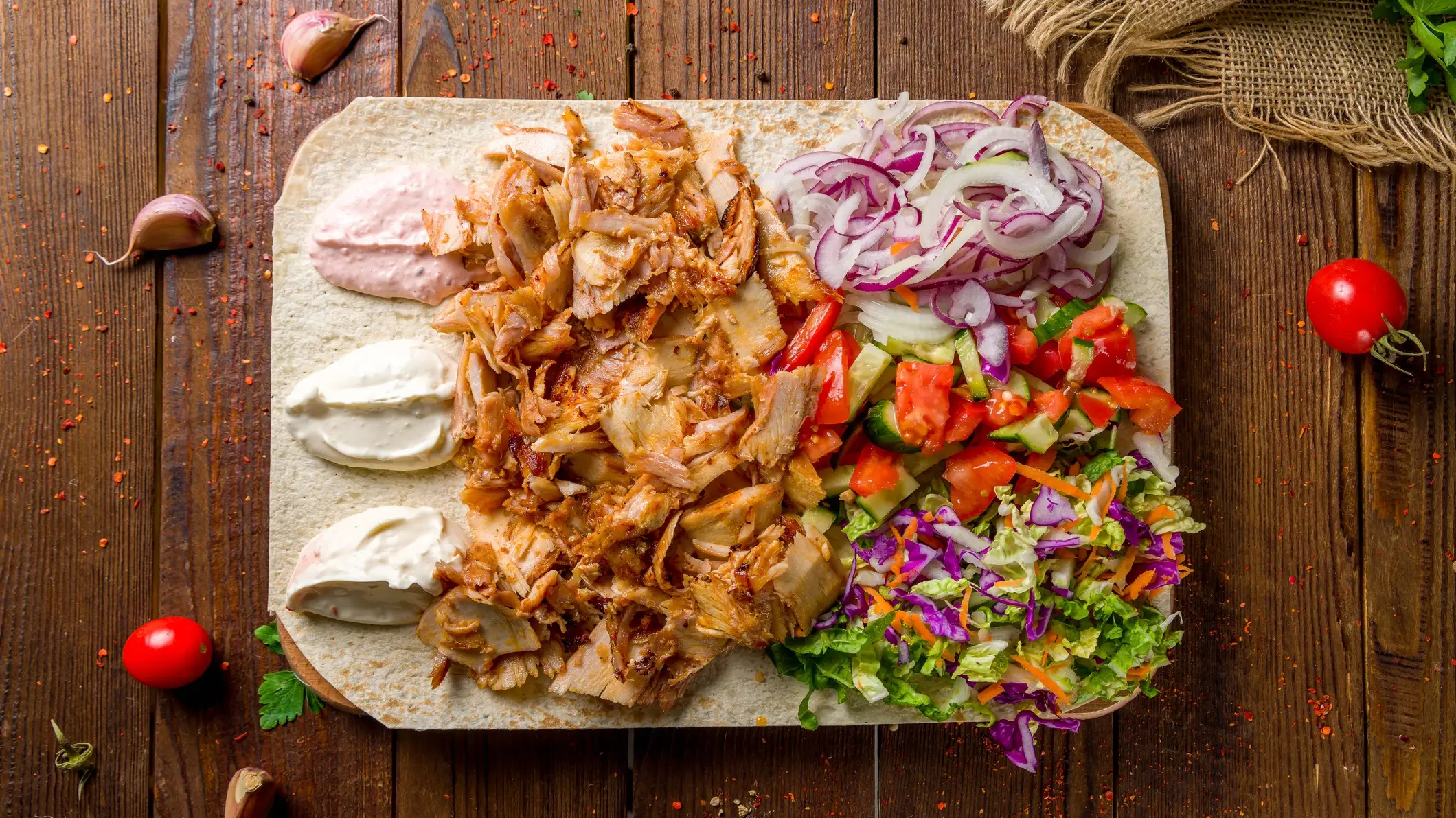 Ägypten, Shawarma Shawarma mit Huhn und frischem Gemüse auf einem Brett auf Holztischansicht.