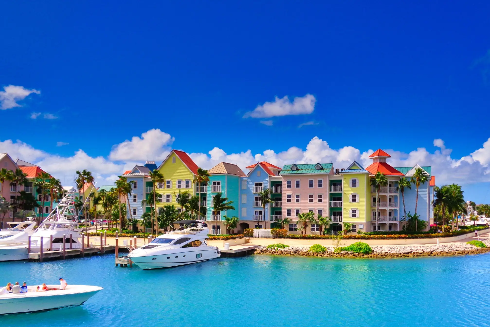 Bahamas, Nassau, Meer Boote im Wasser vor bunten Häusern