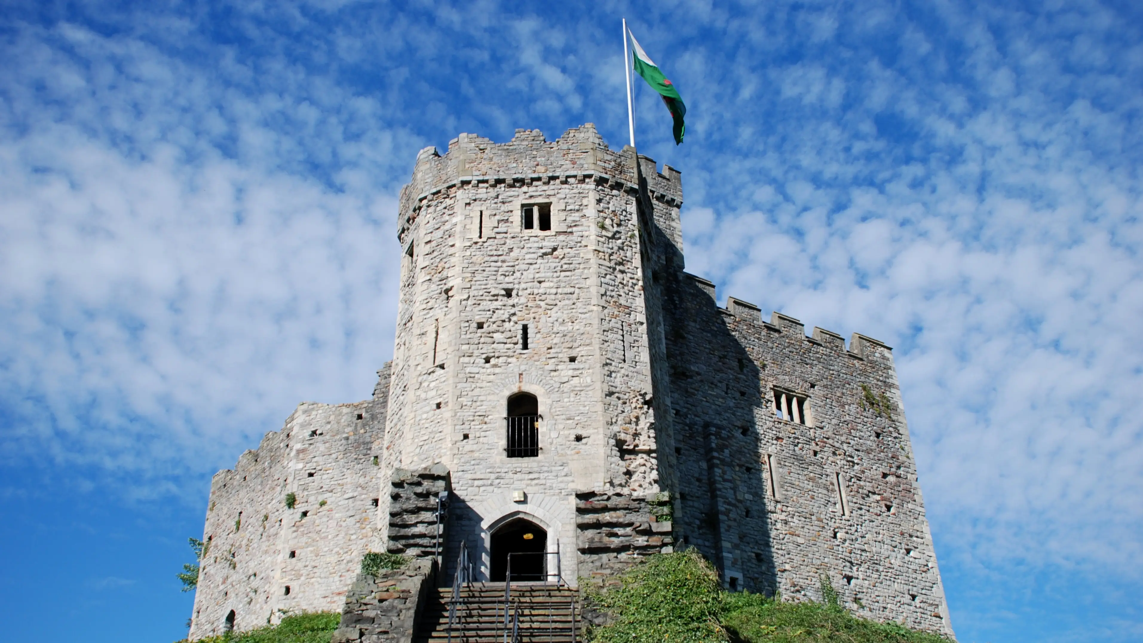 Chateau de Cardiff avec le drapeau du Pays de Galles et un ciel bleu en arrière-plan