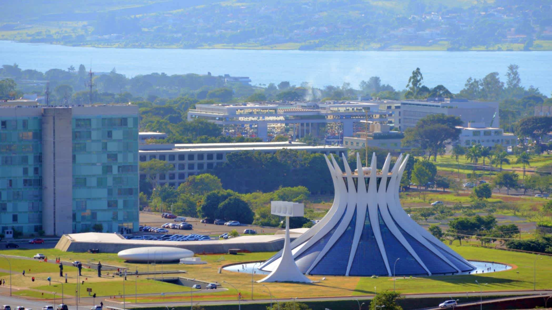 Brasília, Brasilien: Blick auf den Paranoá-See mit Regierungsgebäuden und der Kathedrale 
