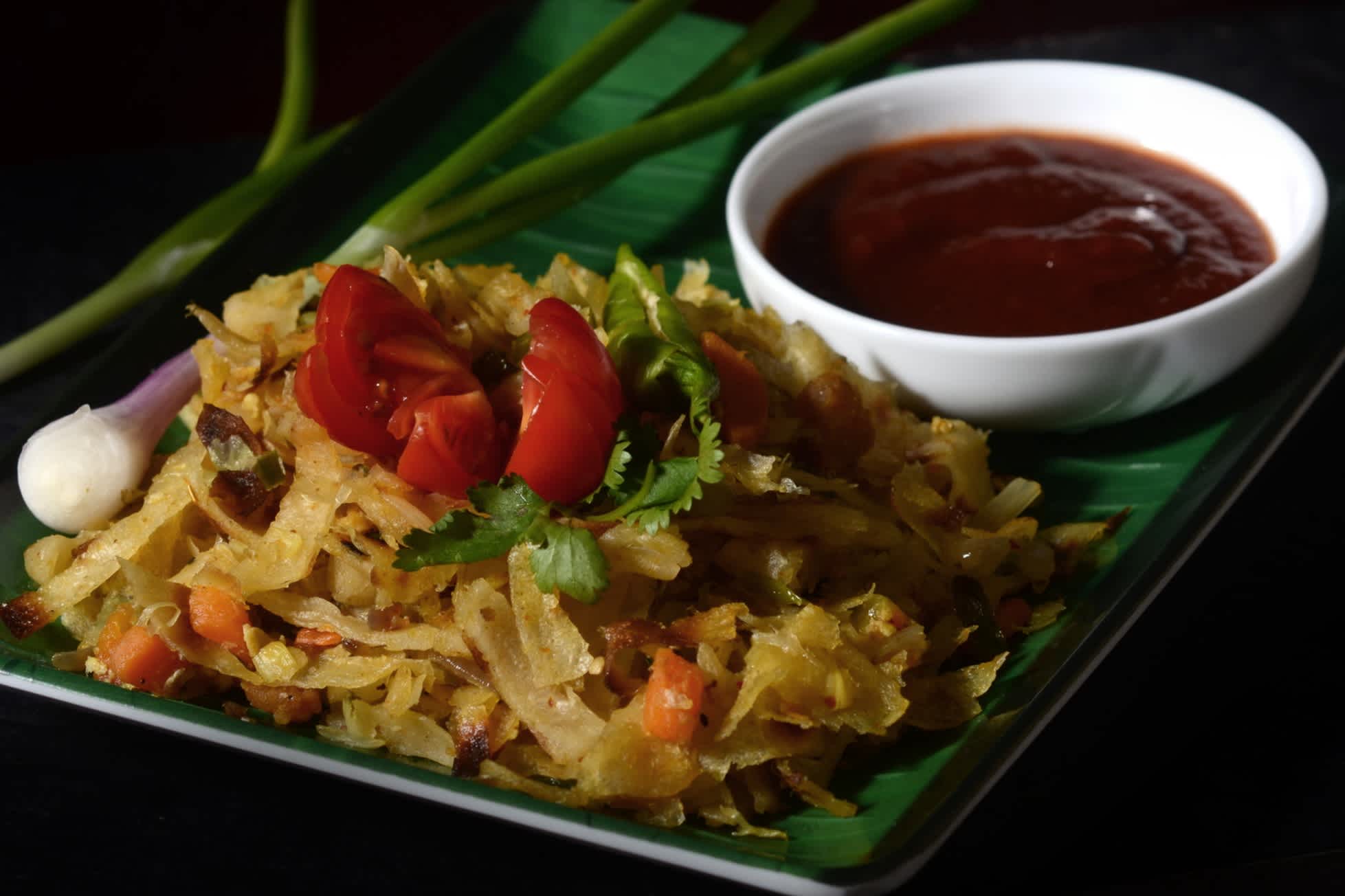 Ein würziges vegetarisches Ein-Gericht-Abendessen mit Curry-Aromen. Gemüse kottu roti ist ein traditionelles sri-lankisches Streetfood.