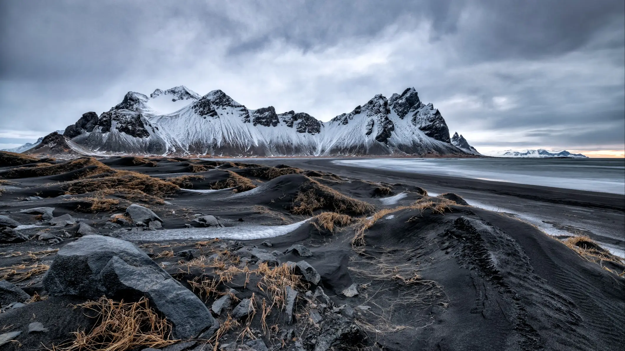 La célèbre plage de Stokksness en Islande